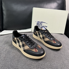 BURBERRY 顶级工艺品 巴宝莉 专柜同步,原厂配置意大利进口牛皮面料,高品质复杂拼接工艺,进口牛皮内里垫,透气舒 BURBERRY 顶级工艺品 巴宝莉 专柜同步,原厂配置意大利进口牛皮面料,高品质复杂拼接工艺,进口牛皮内里垫,透气舒