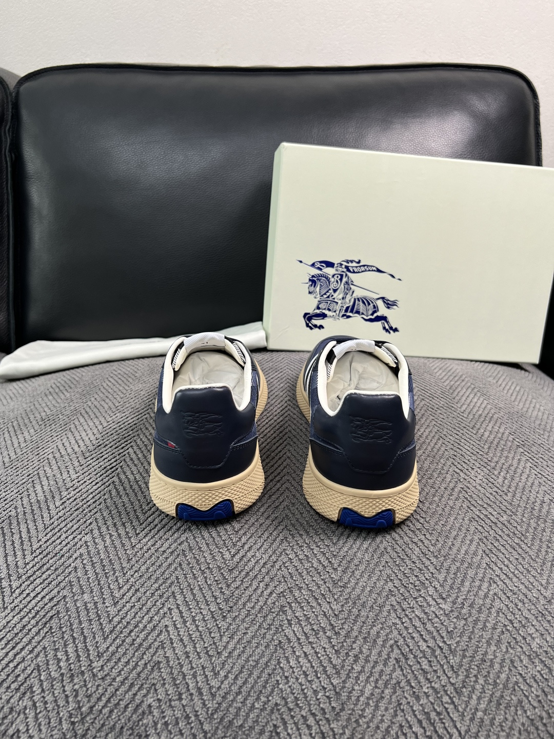 BURBERRY  顶级工艺品 巴宝莉 专柜同步，原厂配置意大利进口牛皮面料，高品质复杂拼接工艺，进口牛皮内里垫，透气舒