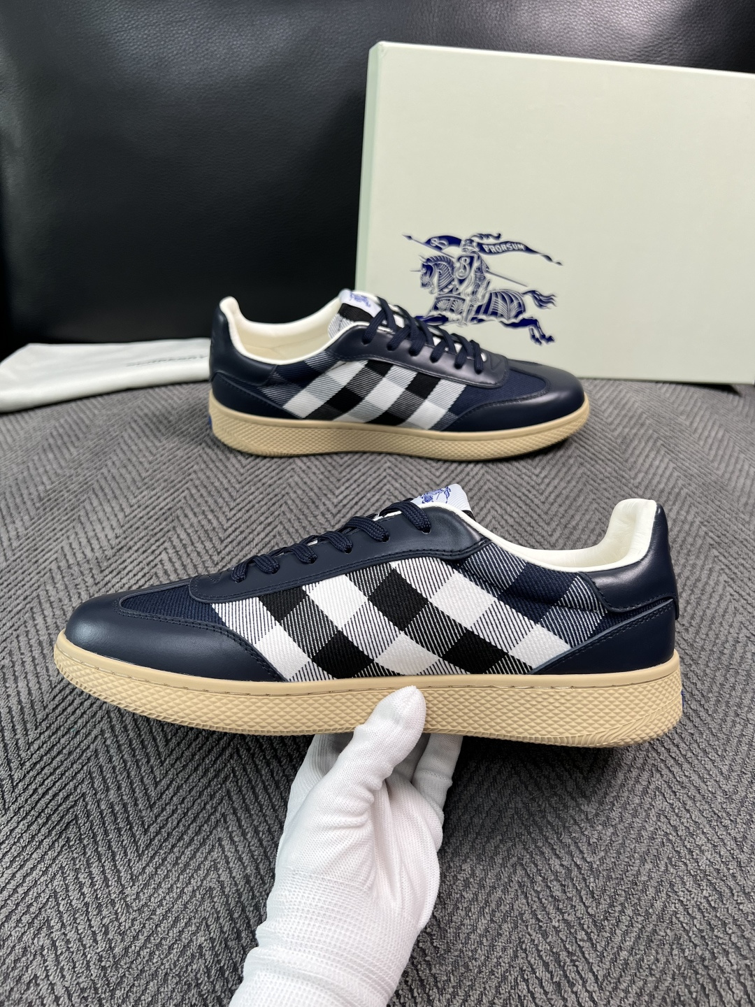BURBERRY  顶级工艺品 巴宝莉 专柜同步，原厂配置意大利进口牛皮面料，高品质复杂拼接工艺，进口牛皮内里垫，透气舒