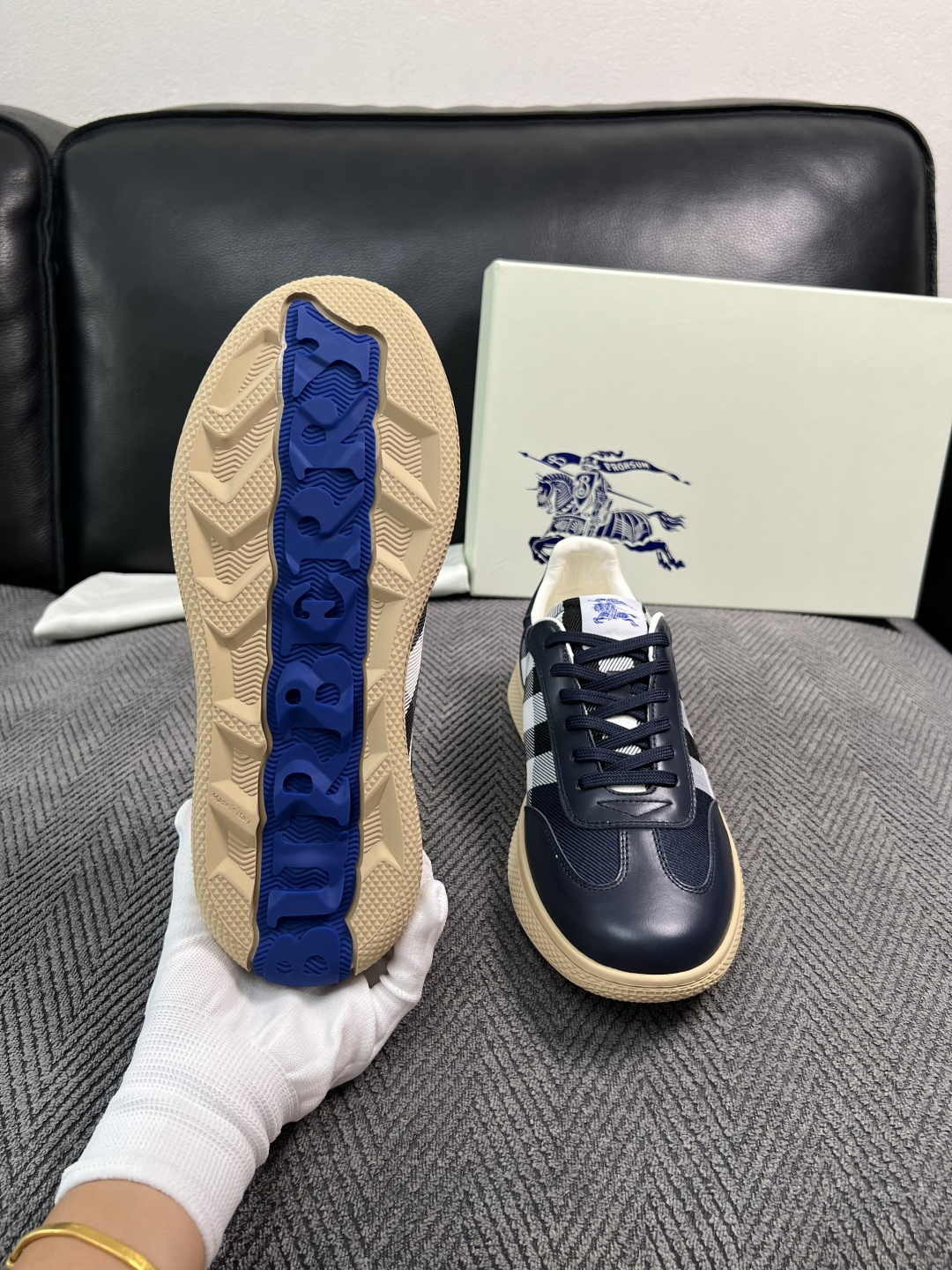 BURBERRY  顶级工艺品 巴宝莉 专柜同步，原厂配置意大利进口牛皮面料，高品质复杂拼接工艺，进口牛皮内里垫，透气舒