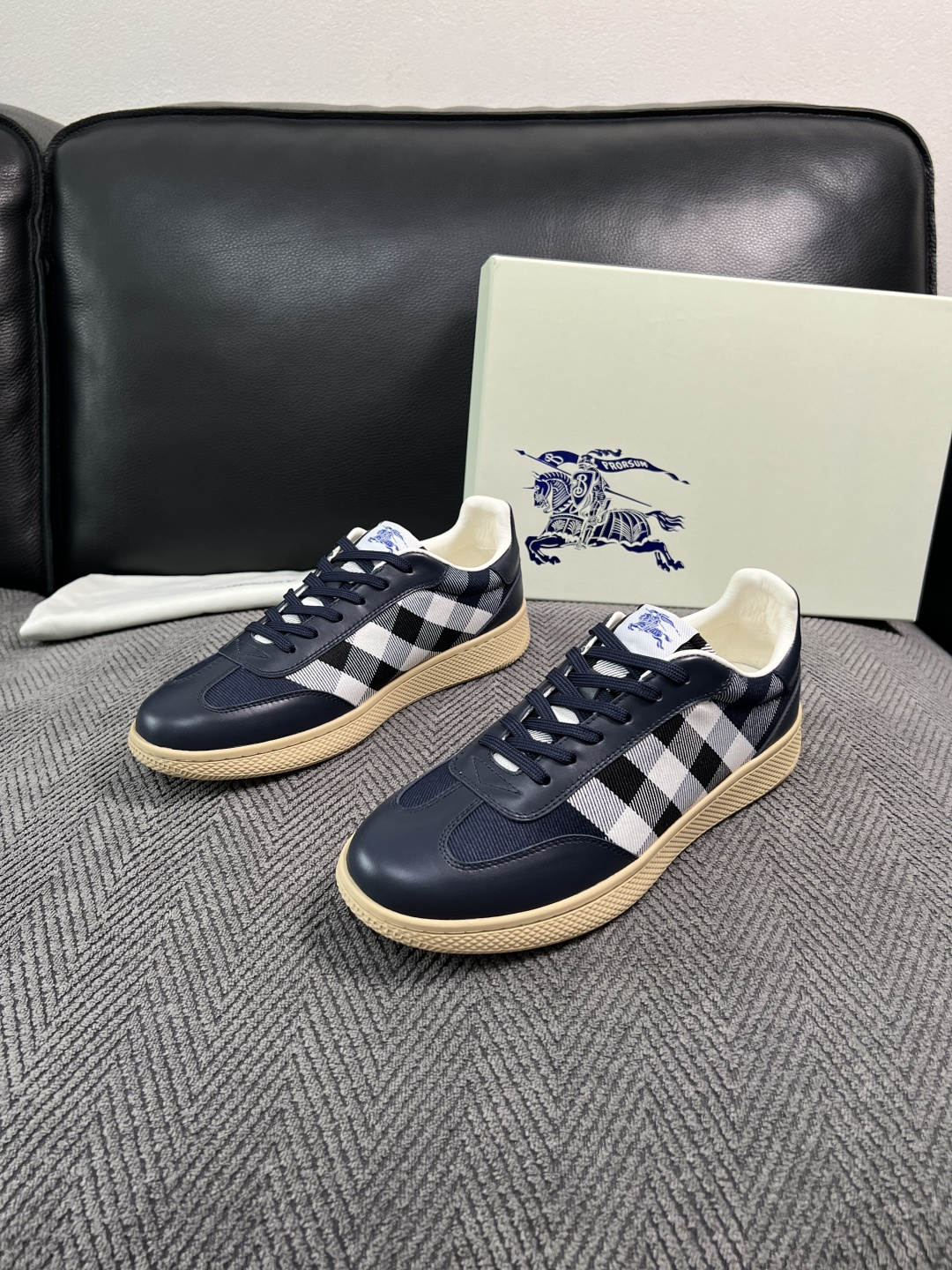 BURBERRY  顶级工艺品 巴宝莉 专柜同步，原厂配置意大利进口牛皮面料，高品质复杂拼接工艺，进口牛皮内里垫，透气舒