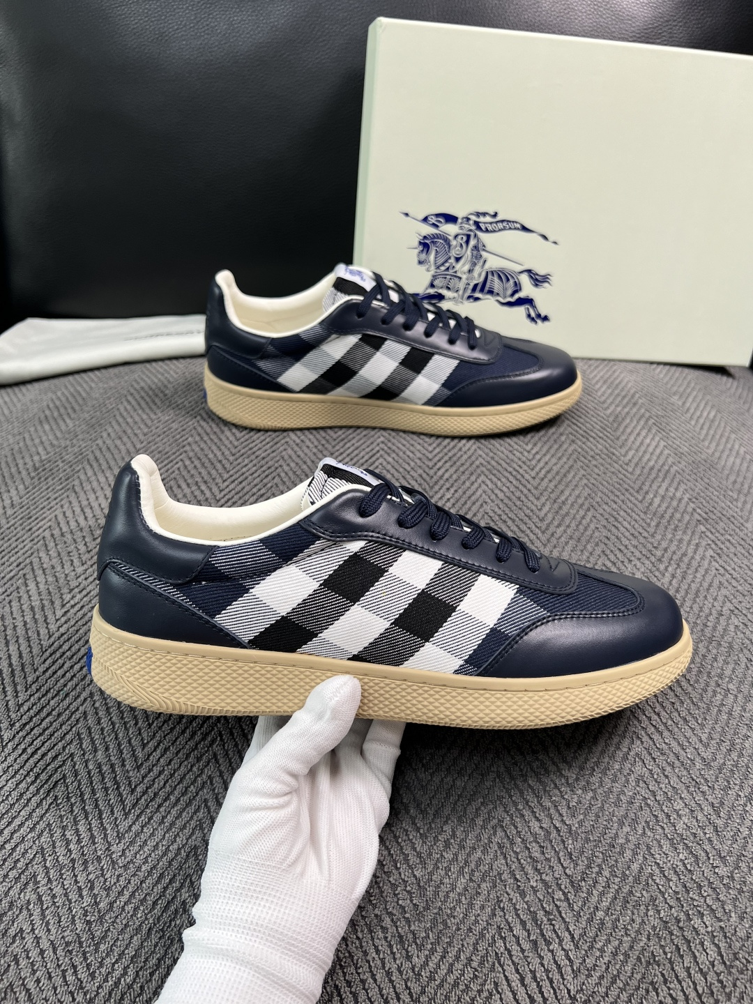 BURBERRY  顶级工艺品 巴宝莉 专柜同步，原厂配置意大利进口牛皮面料，高品质复杂拼接工艺，进口牛皮内里垫，透气舒