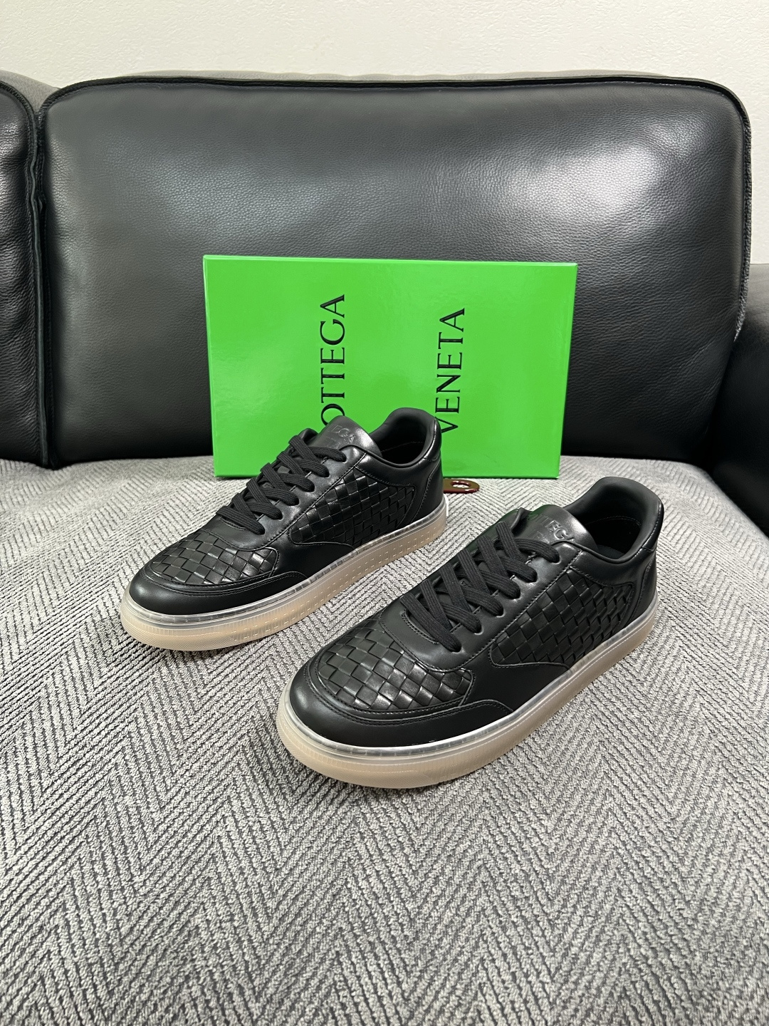 BOTTEGA  VENETA  顶级代购  葆蝶家 专柜同步，鞋面意大利进口编织牛皮面料，透气牛皮内里舒适，鞋底：原厂
