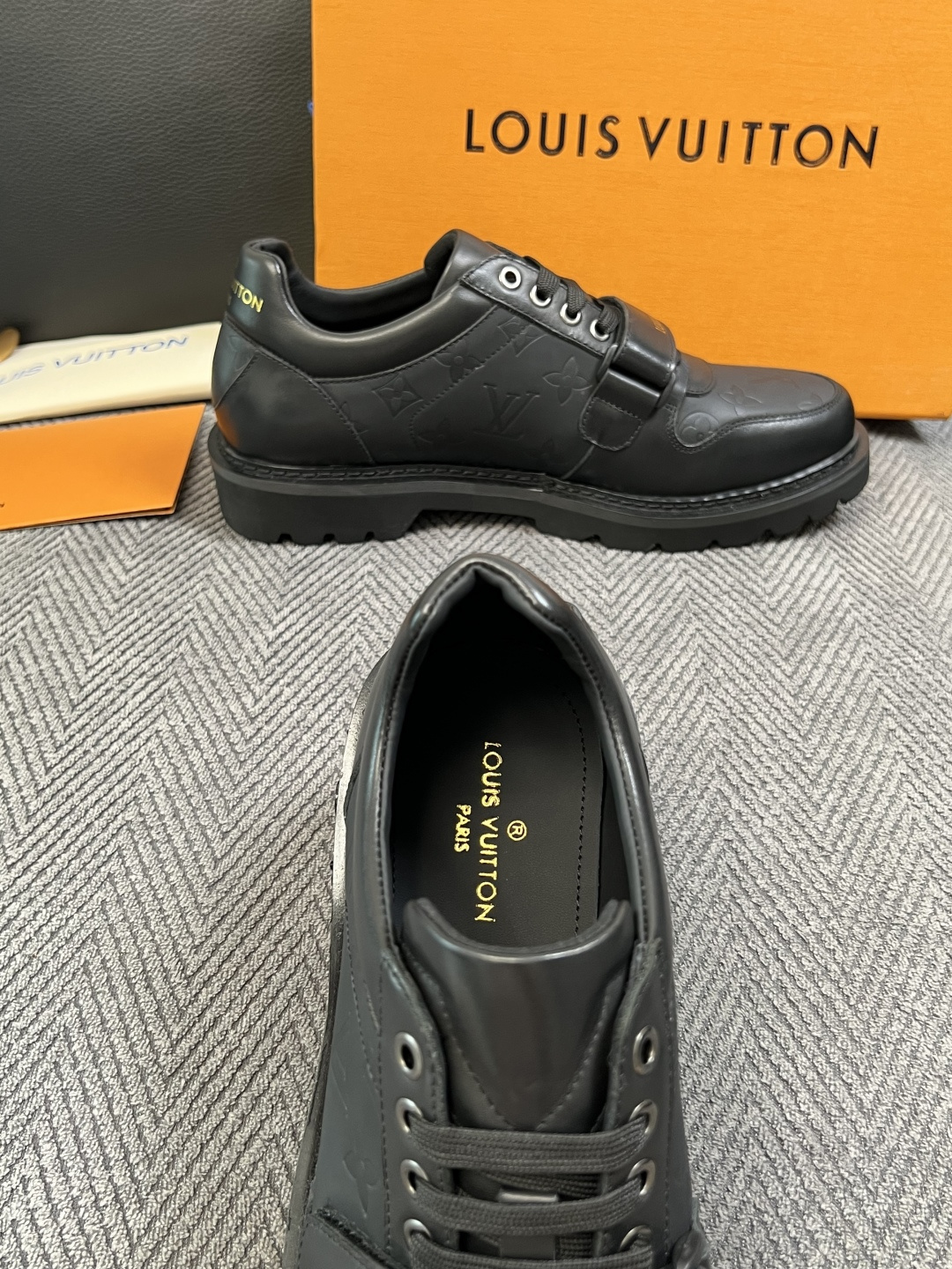 Lv  高品质  顶级代购  路易威登 皮鞋专柜同步，鞋面意大利进口，进口水染牛皮内里，鞋底：原厂特供原版底，原厂跟单货