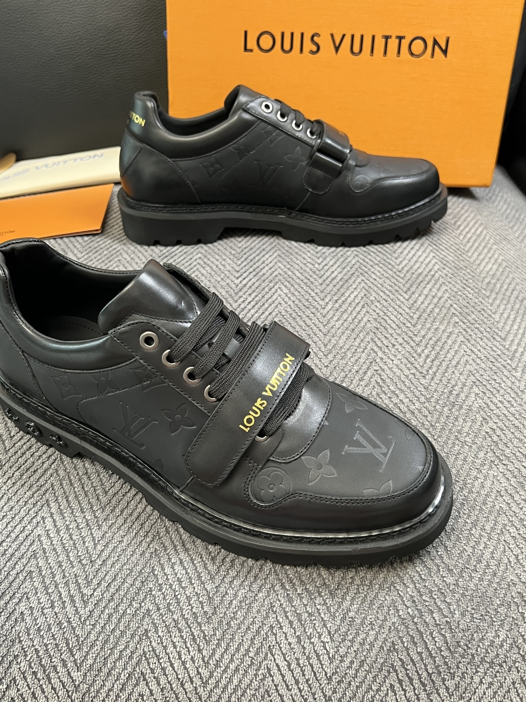 Lv  高品质  顶级代购  路易威登 皮鞋专柜同步，鞋面意大利进口，进口水染牛皮内里，鞋底：原厂特供原版底，原厂跟单货