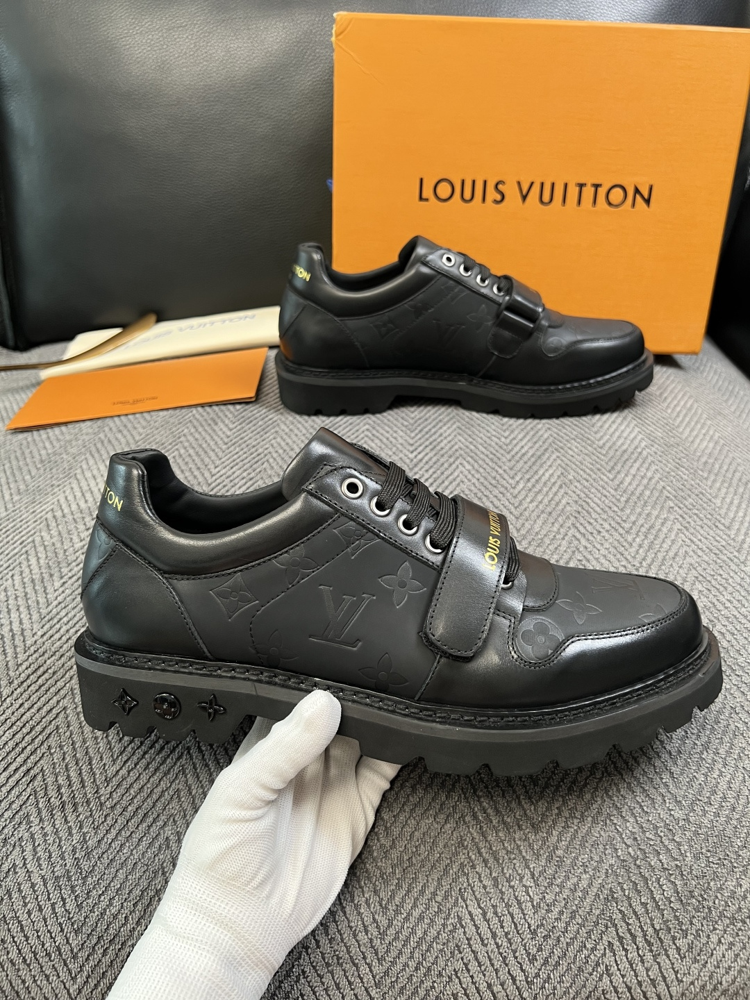Lv  高品质  顶级代购  路易威登 皮鞋专柜同步，鞋面意大利进口，进口水染牛皮内里，鞋底：原厂特供原版底，原厂跟单货