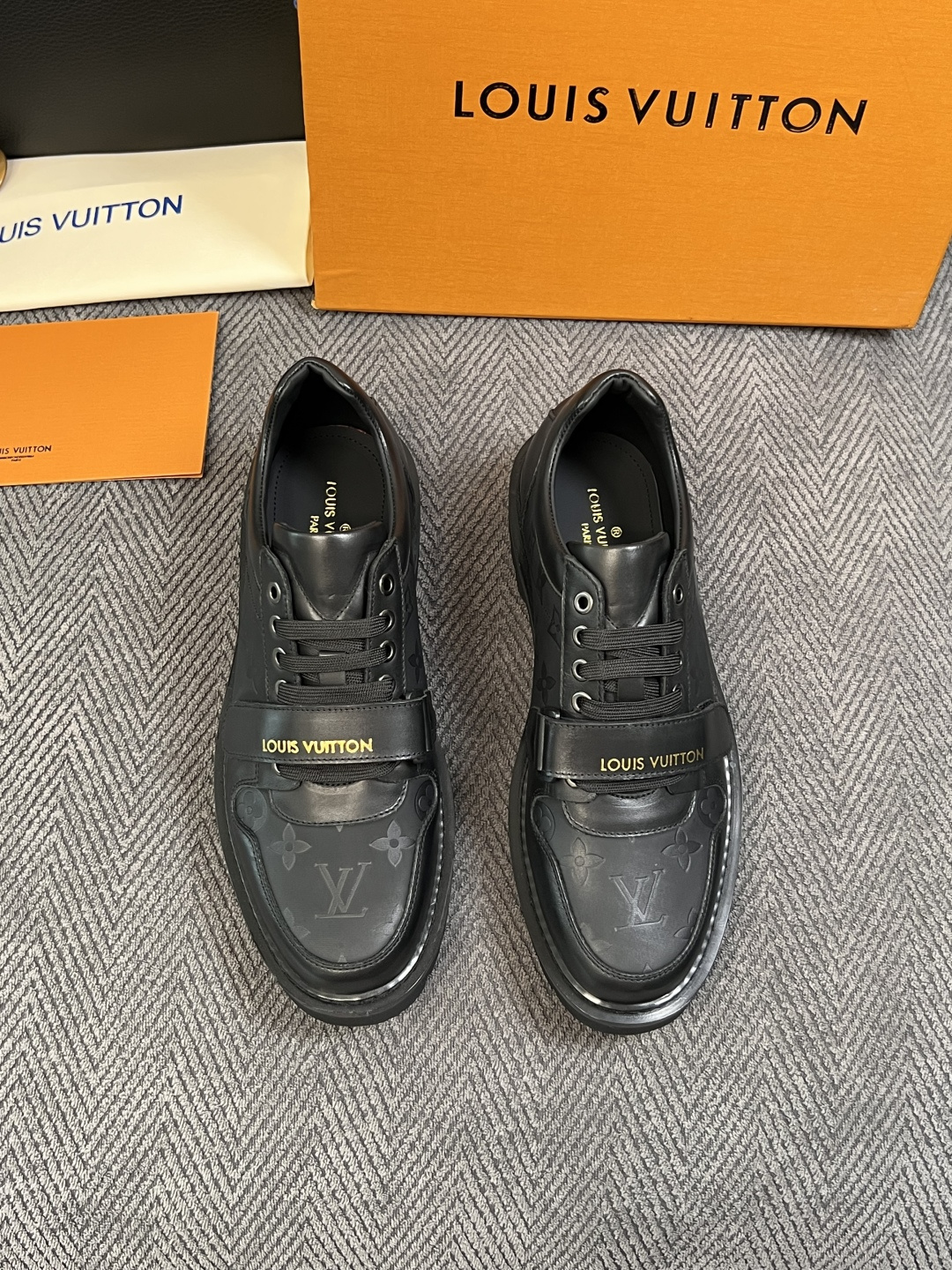 Lv  高品质  顶级代购  路易威登 皮鞋专柜同步，鞋面意大利进口，进口水染牛皮内里，鞋底：原厂特供原版底，原厂跟单货