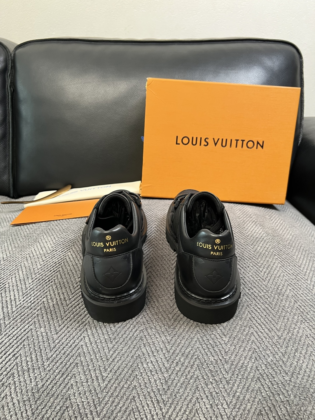 Lv  高品质  顶级代购  路易威登 皮鞋专柜同步，鞋面意大利进口，进口水染牛皮内里，鞋底：原厂特供原版底，原厂跟单货
