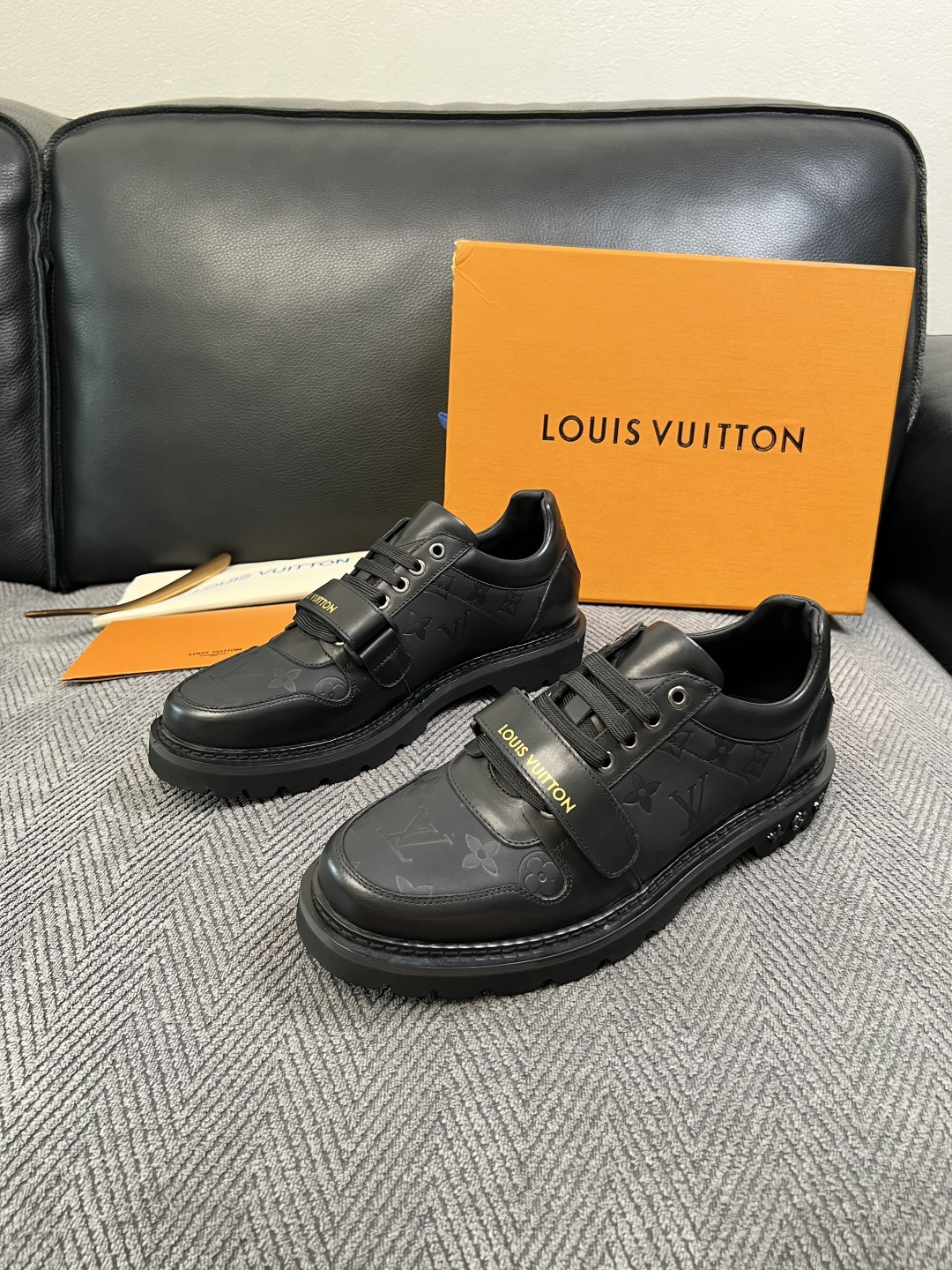 Lv  高品质  顶级代购  路易威登 皮鞋专柜同步，鞋面意大利进口，进口水染牛皮内里，鞋底：原厂特供原版底，原厂跟单货