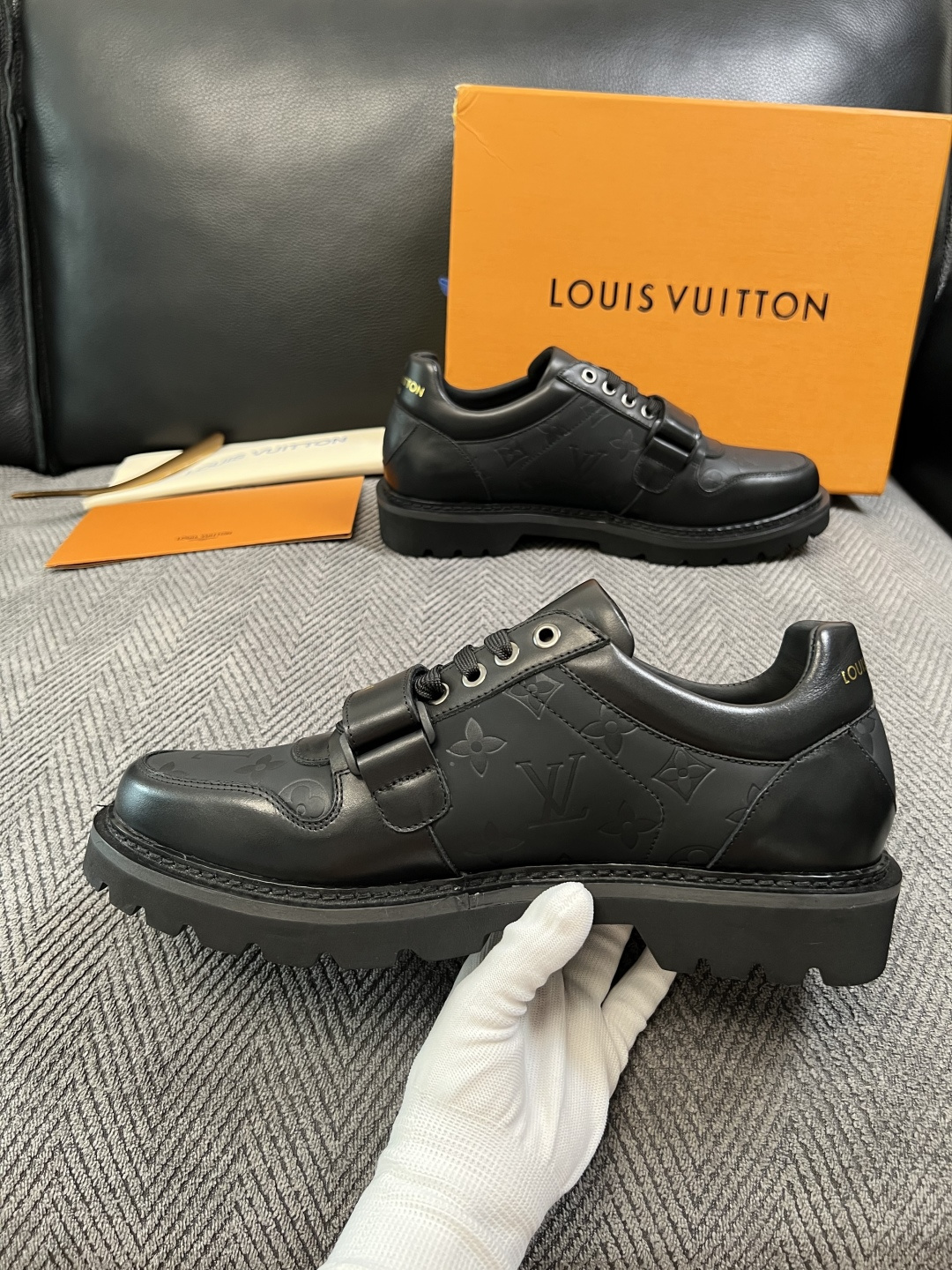 Lv  高品质  顶级代购  路易威登 皮鞋专柜同步，鞋面意大利进口，进口水染牛皮内里，鞋底：原厂特供原版底，原厂跟单货