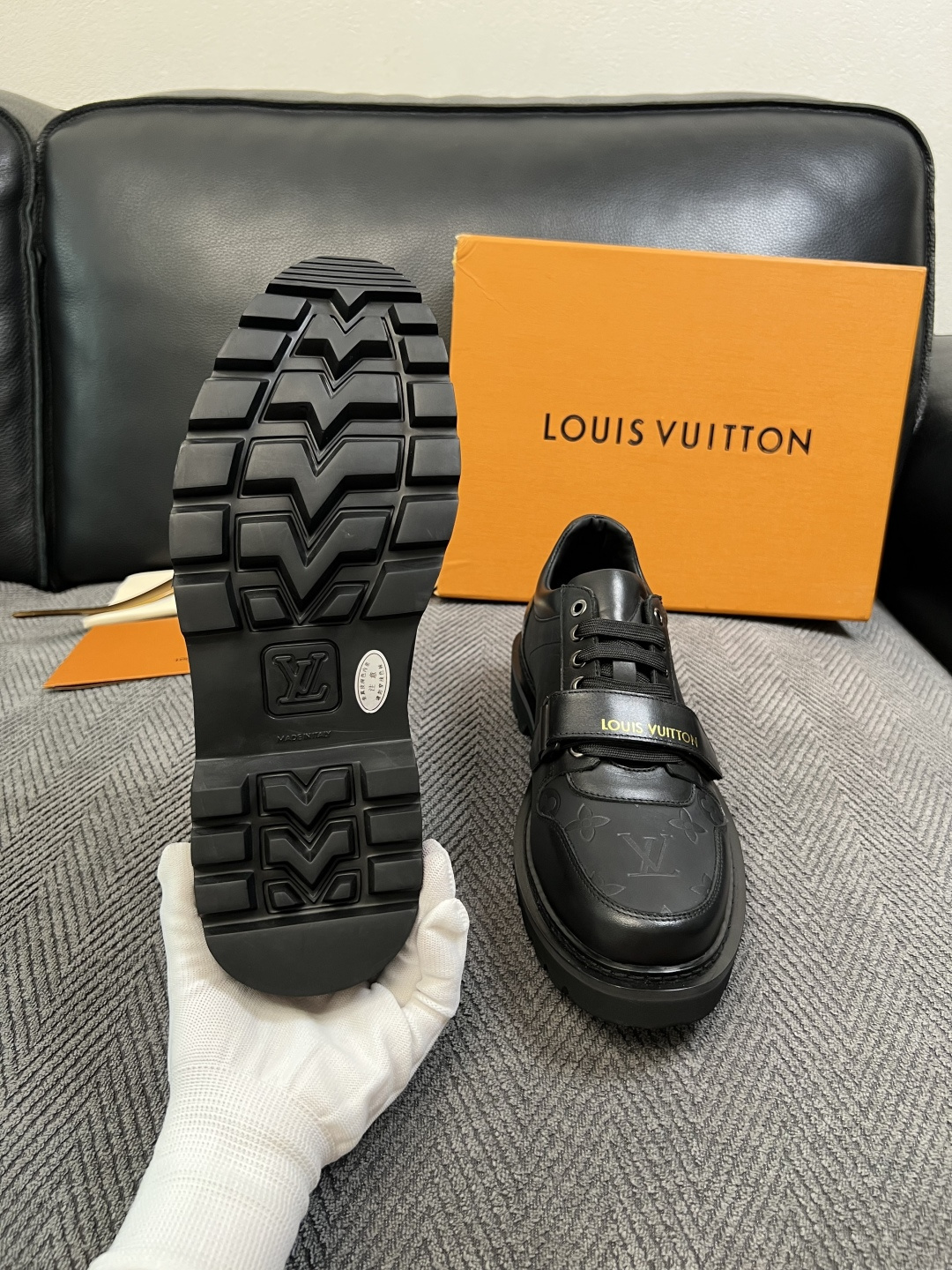 Lv  高品质  顶级代购  路易威登 皮鞋专柜同步，鞋面意大利进口，进口水染牛皮内里，鞋底：原厂特供原版底，原厂跟单货