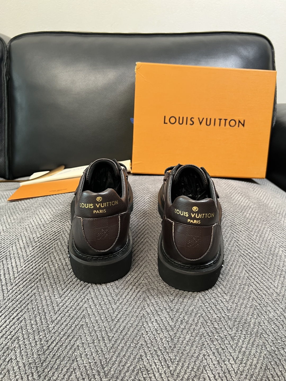 Lv  高品质  顶级代购  路易威登 皮鞋专柜同步，鞋面意大利进口，进口水染牛皮内里，鞋底：原厂特供原版底，原厂跟单货