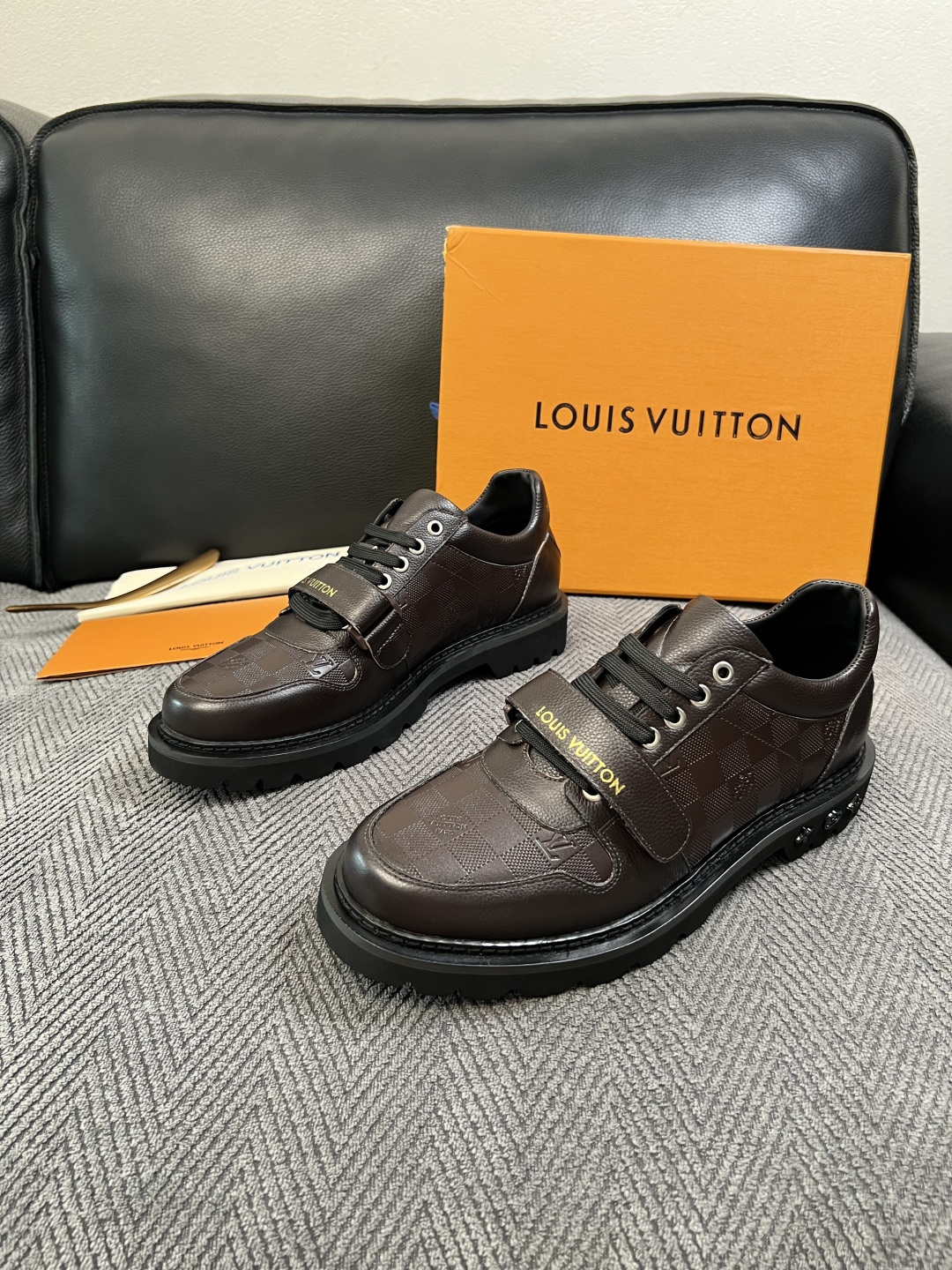 Lv  高品质  顶级代购  路易威登 皮鞋专柜同步，鞋面意大利进口，进口水染牛皮内里，鞋底：原厂特供原版底，原厂跟单货