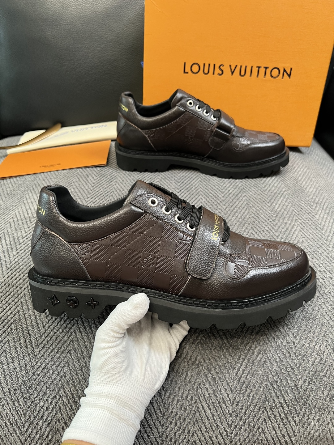 Lv  高品质  顶级代购  路易威登 皮鞋专柜同步，鞋面意大利进口，进口水染牛皮内里，鞋底：原厂特供原版底，原厂跟单货