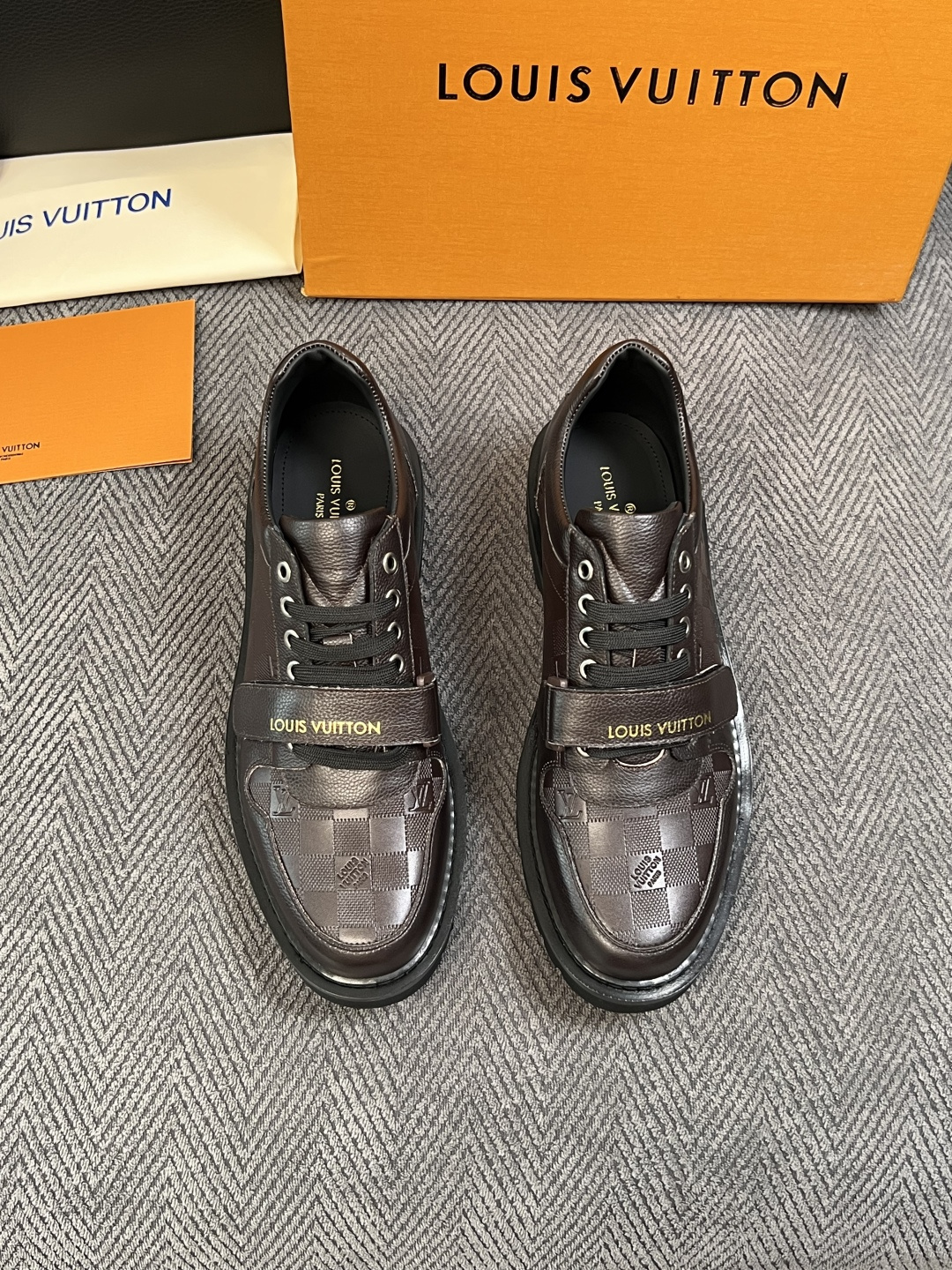 Lv  高品质  顶级代购  路易威登 皮鞋专柜同步，鞋面意大利进口，进口水染牛皮内里，鞋底：原厂特供原版底，原厂跟单货