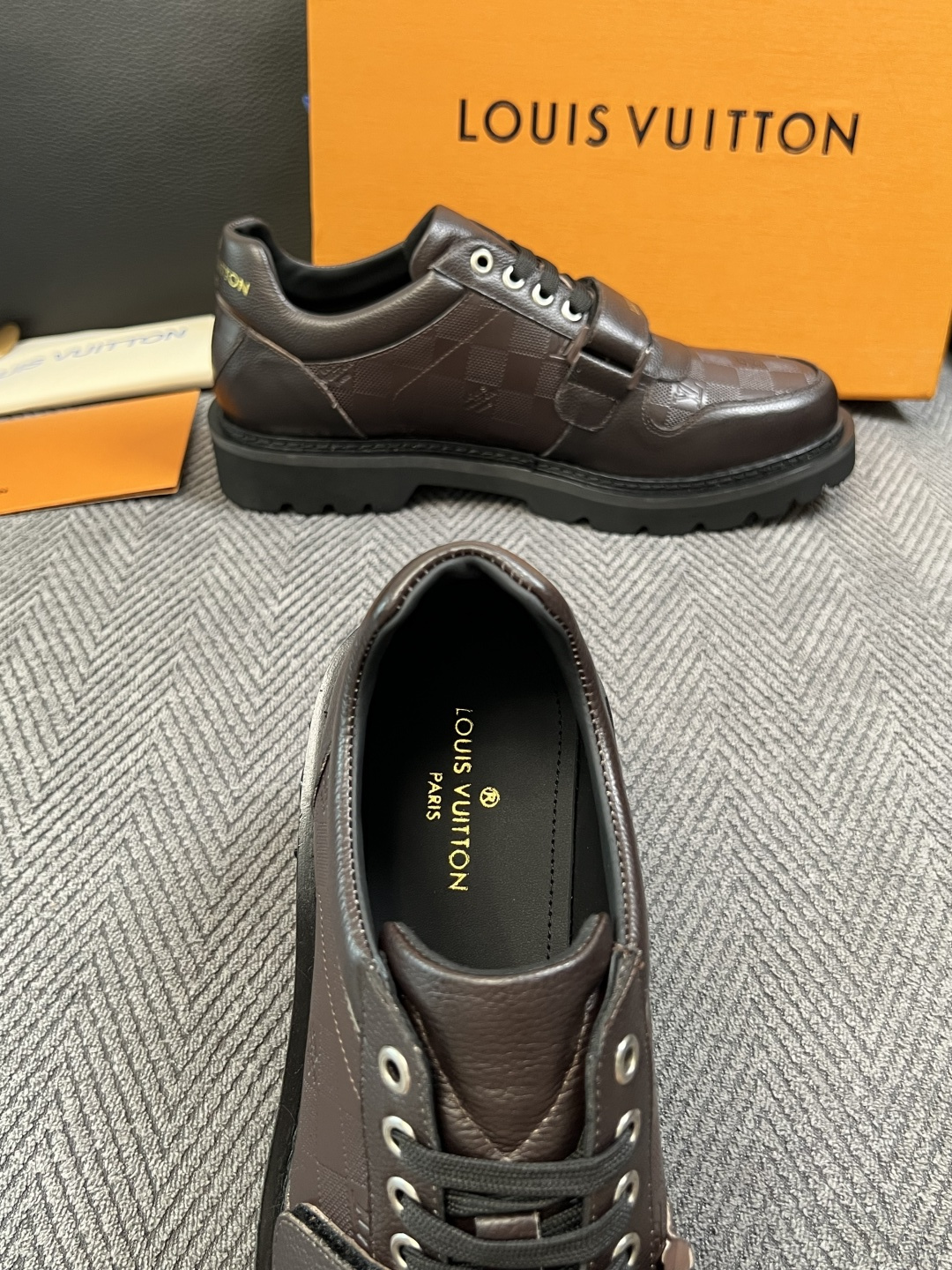 Lv  高品质  顶级代购  路易威登 皮鞋专柜同步，鞋面意大利进口，进口水染牛皮内里，鞋底：原厂特供原版底，原厂跟单货