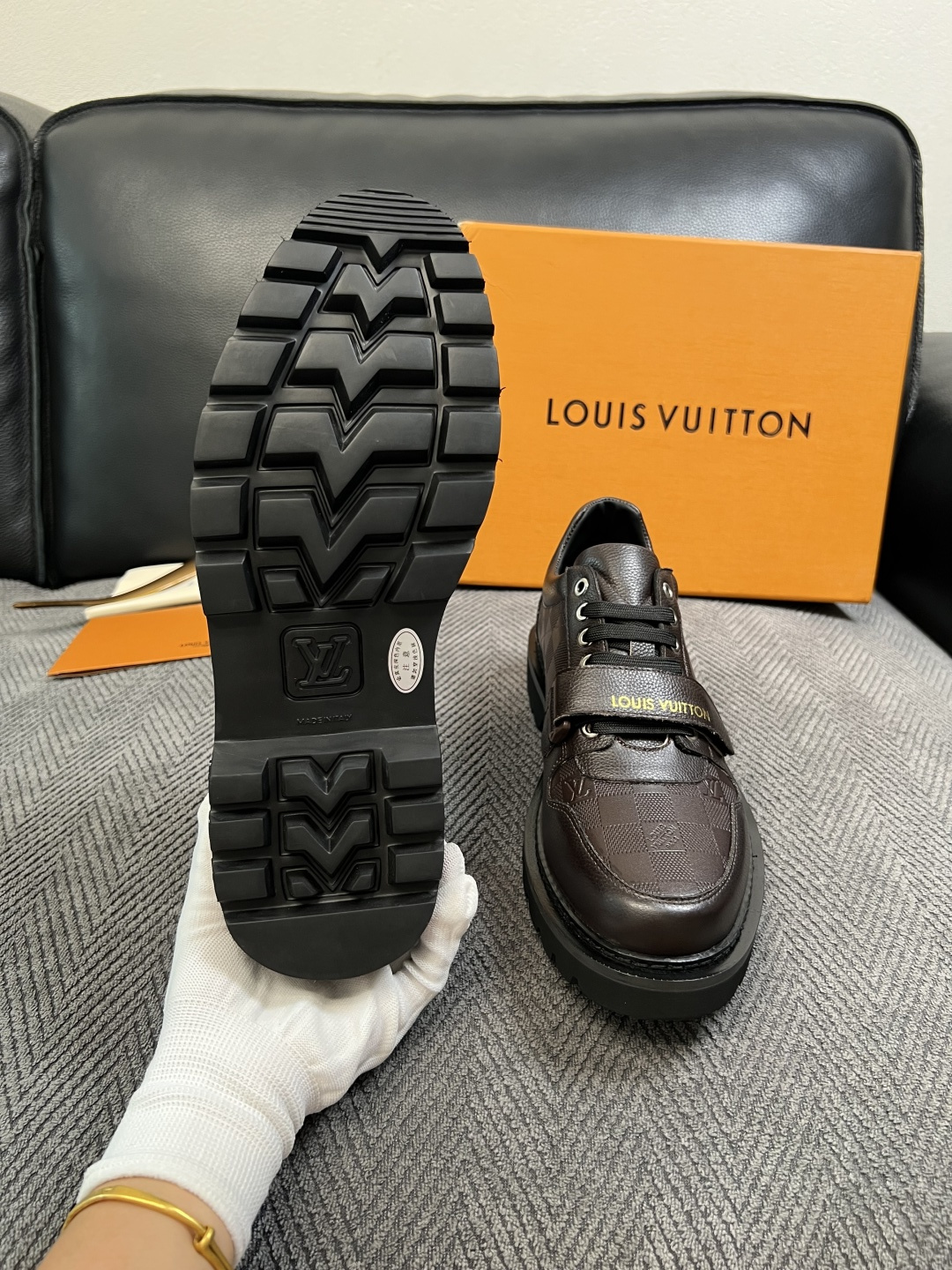 Lv  高品质  顶级代购  路易威登 皮鞋专柜同步，鞋面意大利进口，进口水染牛皮内里，鞋底：原厂特供原版底，原厂跟单货