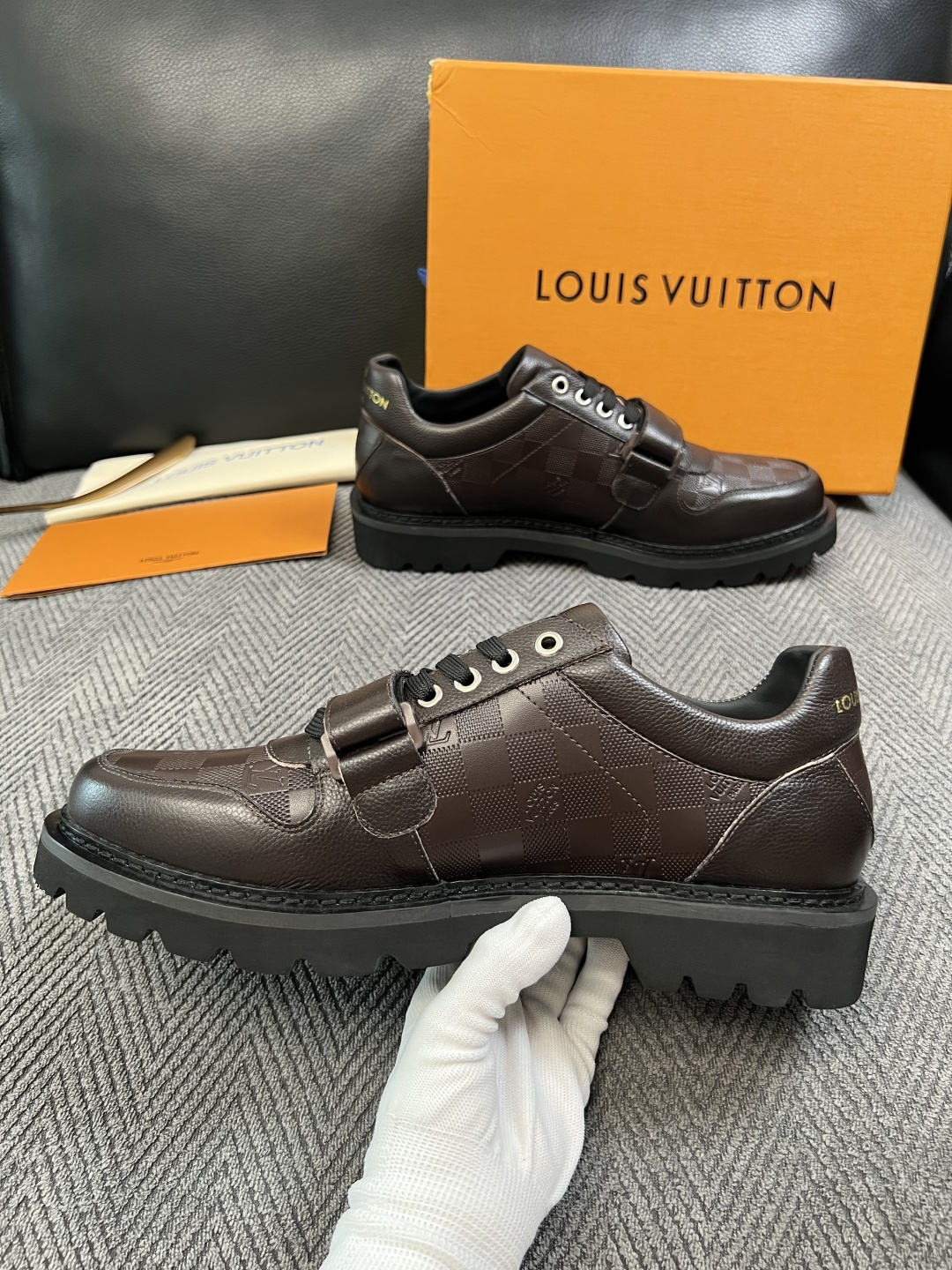 Lv  高品质  顶级代购  路易威登 皮鞋专柜同步，鞋面意大利进口，进口水染牛皮内里，鞋底：原厂特供原版底，原厂跟单货