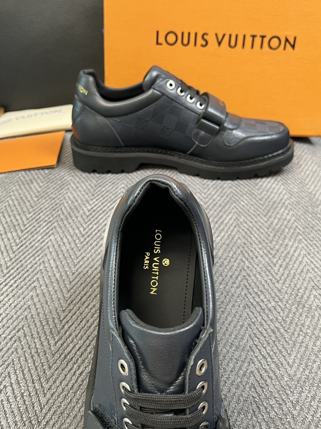Lv  高品质  顶级代购  路易威登 皮鞋专柜同步，鞋面意大利进口，进口水染牛皮内里，鞋底：原厂特供原版底，原厂跟单货