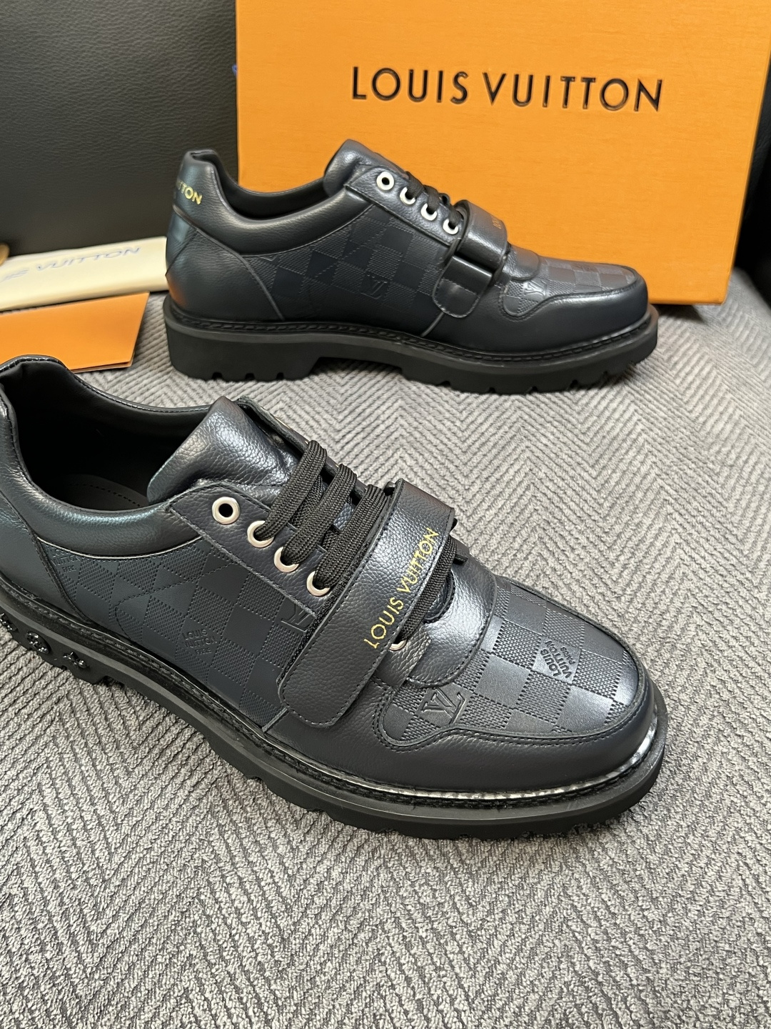 Lv  高品质  顶级代购  路易威登 皮鞋专柜同步，鞋面意大利进口，进口水染牛皮内里，鞋底：原厂特供原版底，原厂跟单货