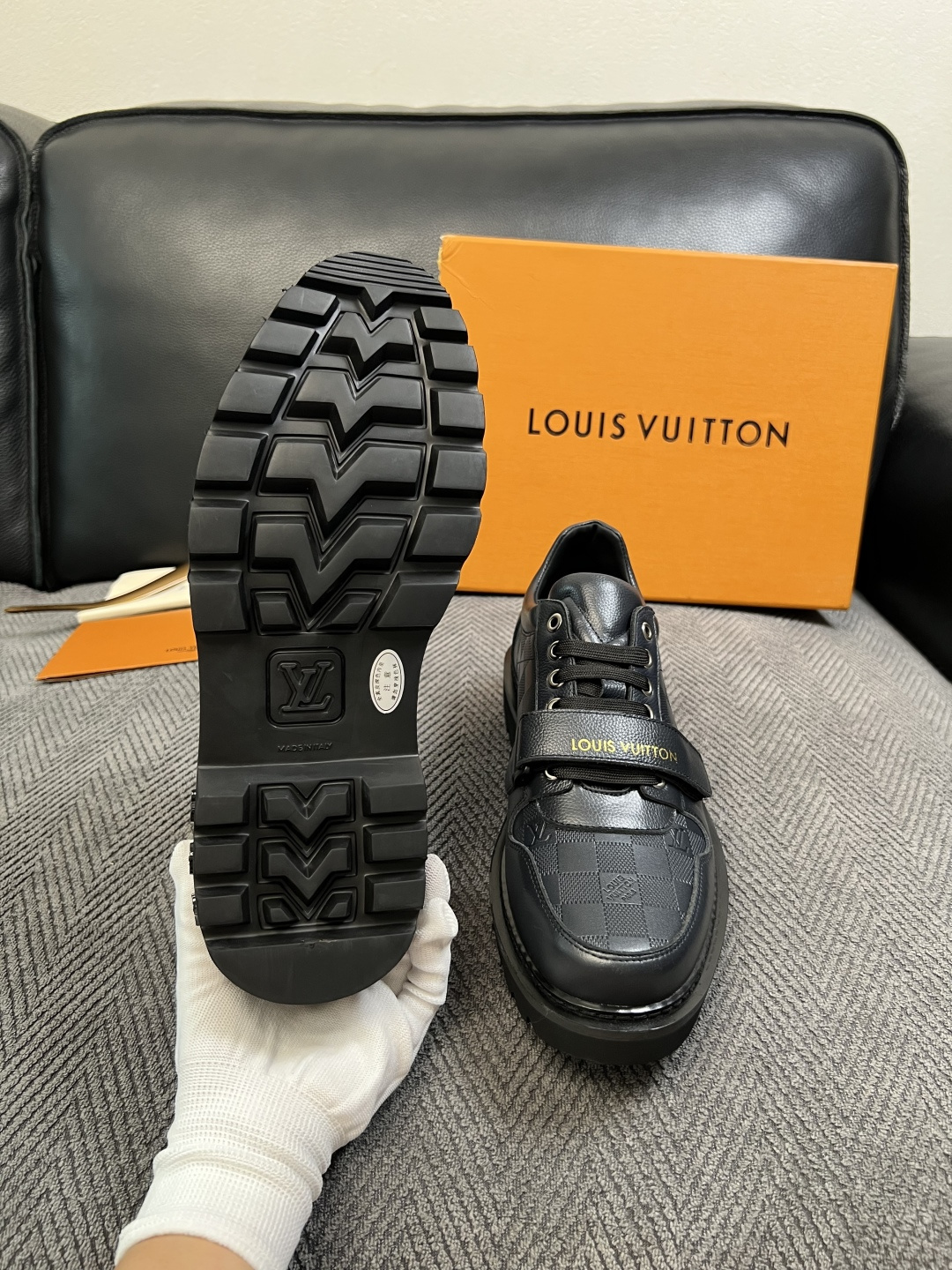 Lv  高品质  顶级代购  路易威登 皮鞋专柜同步，鞋面意大利进口，进口水染牛皮内里，鞋底：原厂特供原版底，原厂跟单货