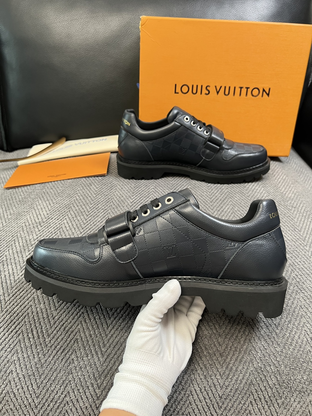 Lv  高品质  顶级代购  路易威登 皮鞋专柜同步，鞋面意大利进口，进口水染牛皮内里，鞋底：原厂特供原版底，原厂跟单货