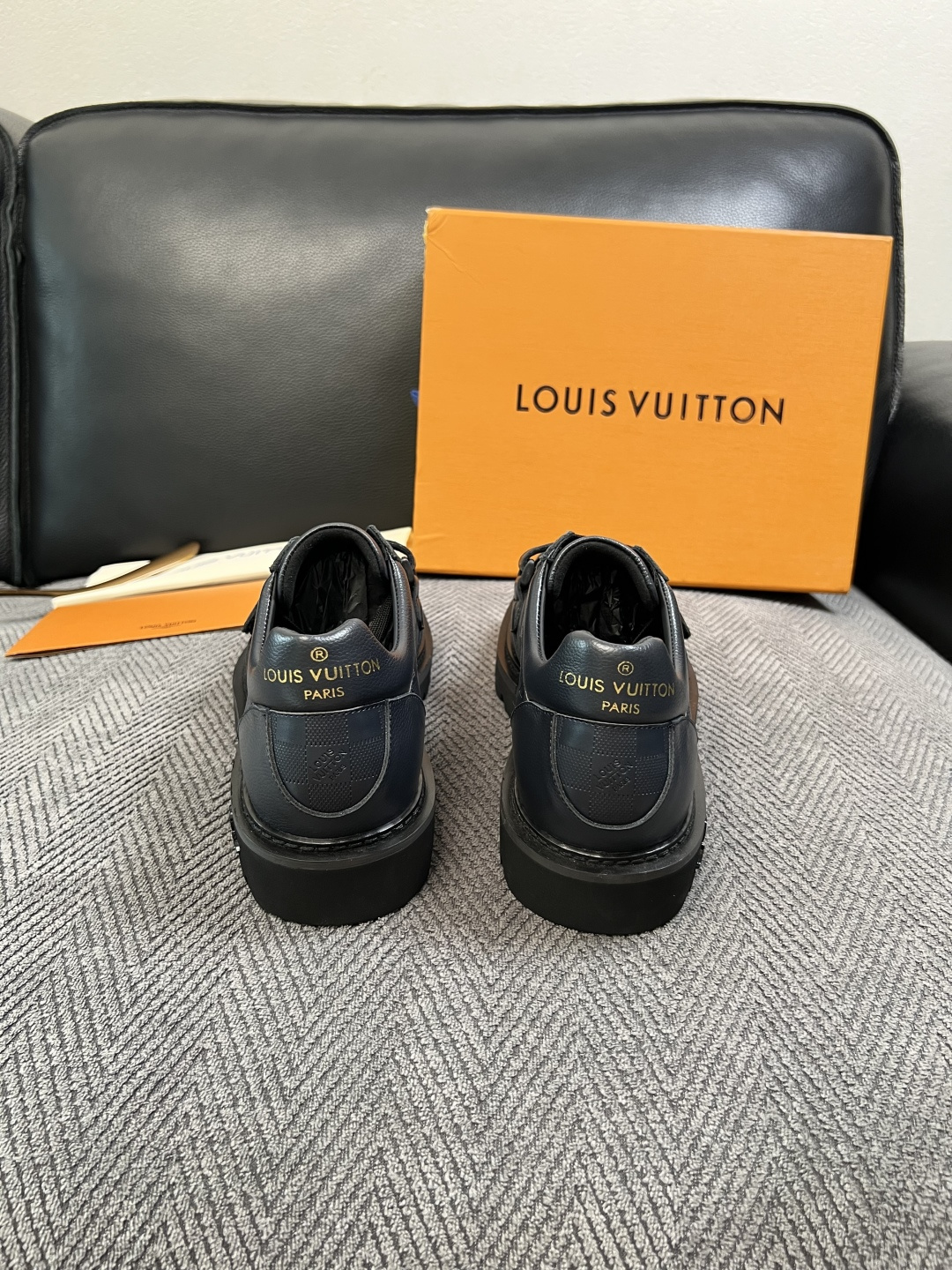 Lv  高品质  顶级代购  路易威登 皮鞋专柜同步，鞋面意大利进口，进口水染牛皮内里，鞋底：原厂特供原版底，原厂跟单货
