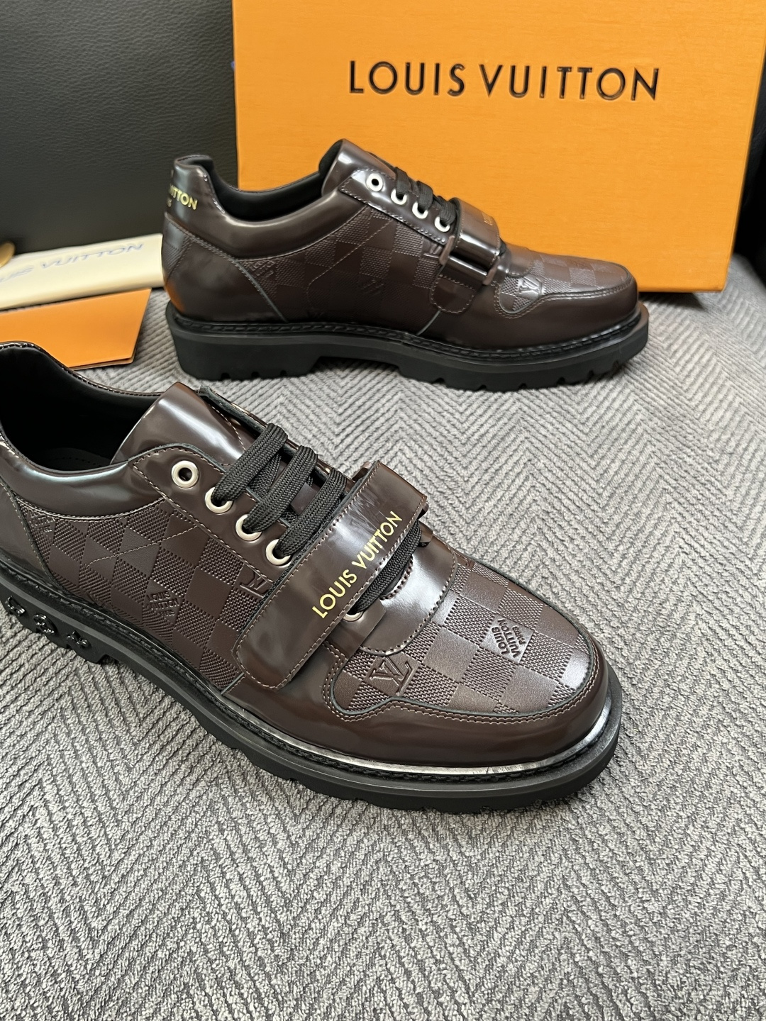 Lv  高品质  顶级代购  路易威登 皮鞋专柜同步，鞋面意大利进口，进口水染牛皮内里，鞋底：原厂特供原版底，原厂跟单货