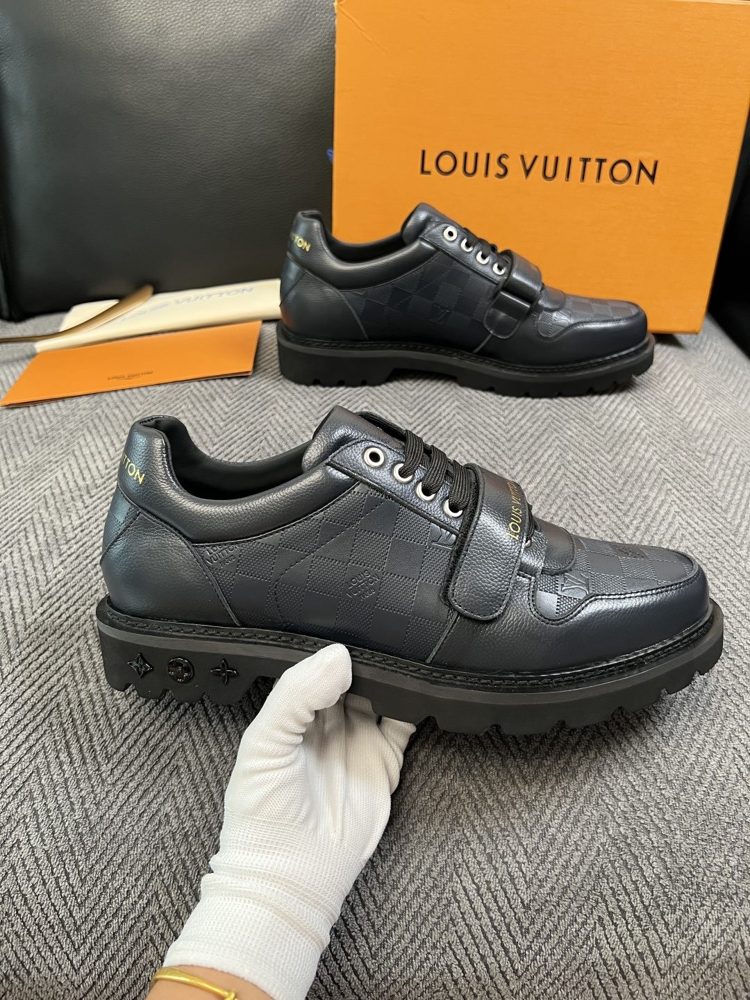 Lv  高品质  顶级代购  路易威登 皮鞋专柜同步，鞋面意大利进口，进口水染牛皮内里，鞋底：原厂特供原版底，原厂跟单货