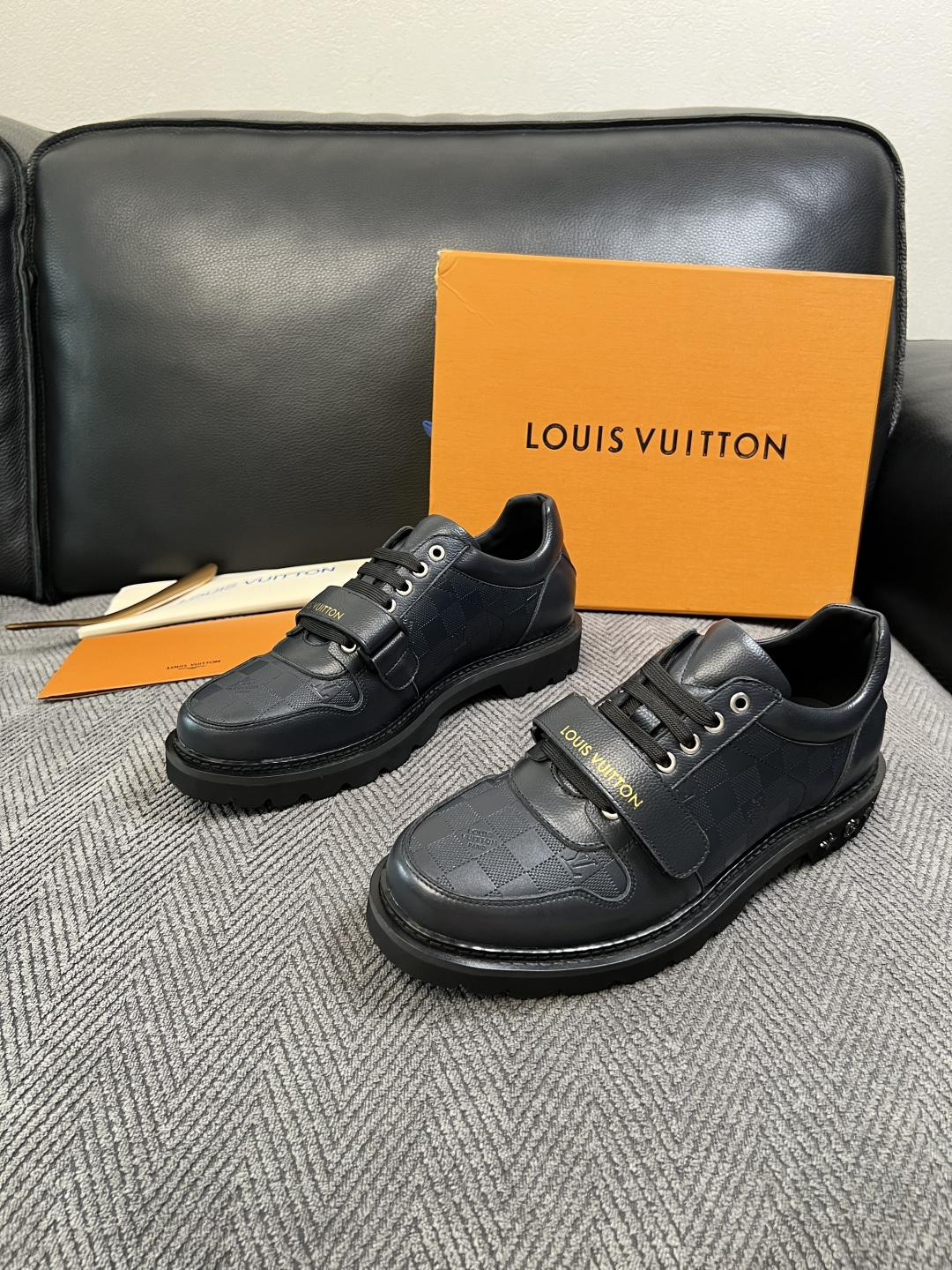 Lv  高品质  顶级代购  路易威登 皮鞋专柜同步，鞋面意大利进口，进口水染牛皮内里，鞋底：原厂特供原版底，原厂跟单货