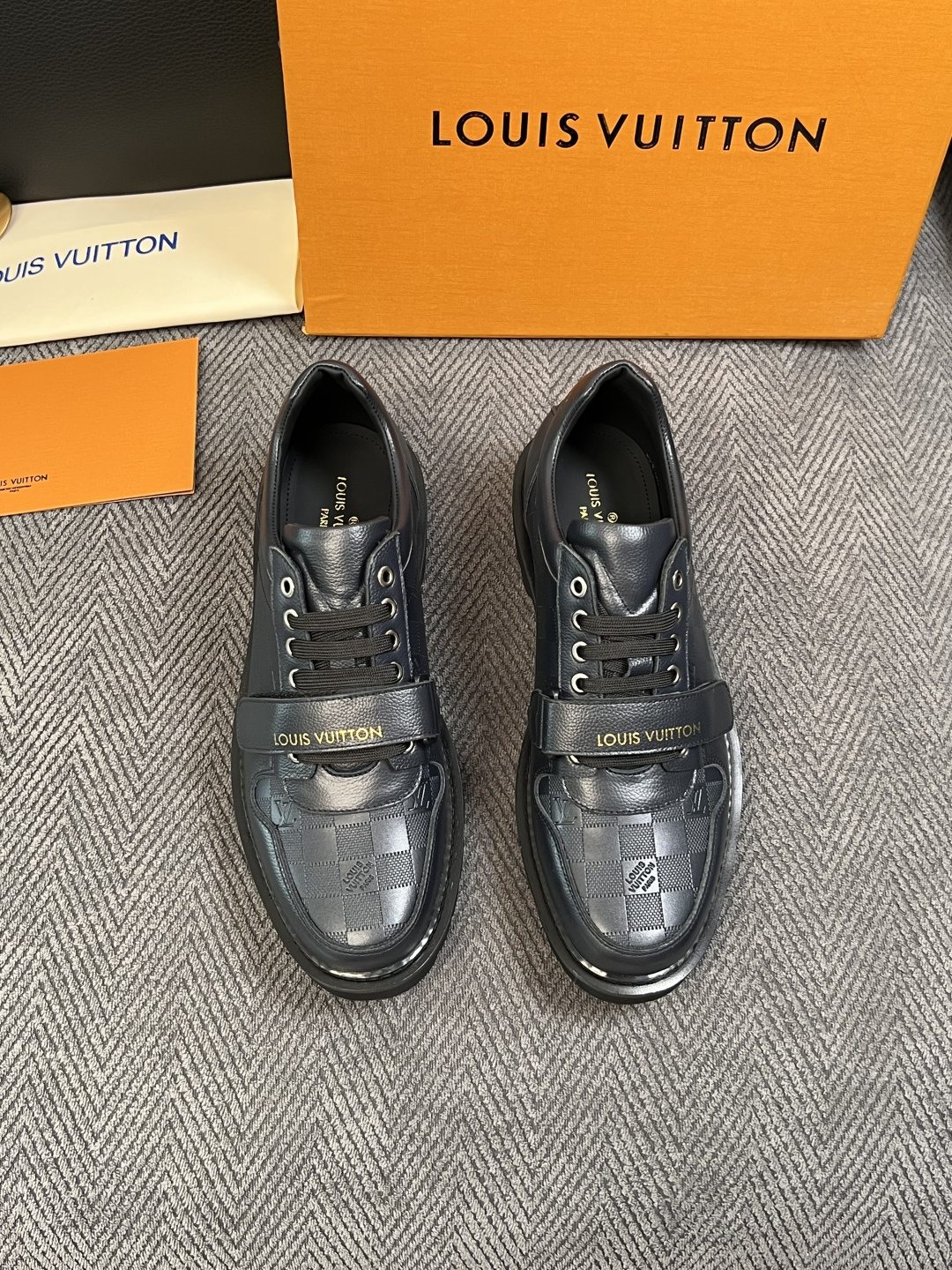 Lv  高品质  顶级代购  路易威登 皮鞋专柜同步，鞋面意大利进口，进口水染牛皮内里，鞋底：原厂特供原版底，原厂跟单货