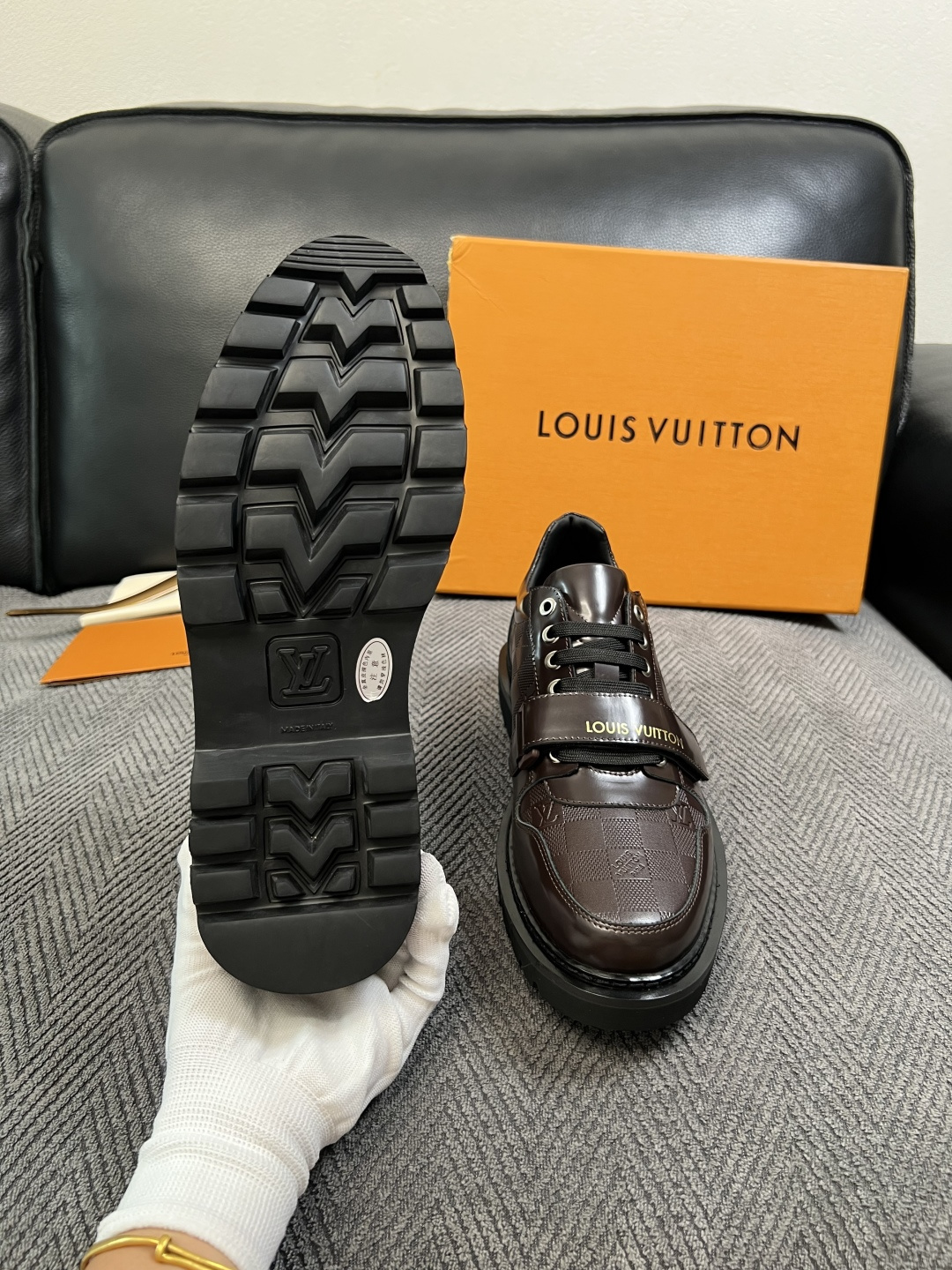 Lv  高品质  顶级代购  路易威登 皮鞋专柜同步，鞋面意大利进口，进口水染牛皮内里，鞋底：原厂特供原版底，原厂跟单货