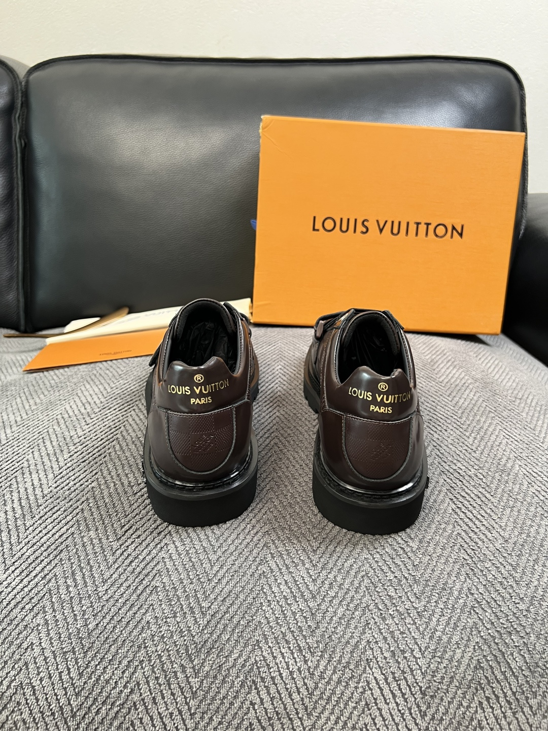 Lv  高品质  顶级代购  路易威登 皮鞋专柜同步，鞋面意大利进口，进口水染牛皮内里，鞋底：原厂特供原版底，原厂跟单货