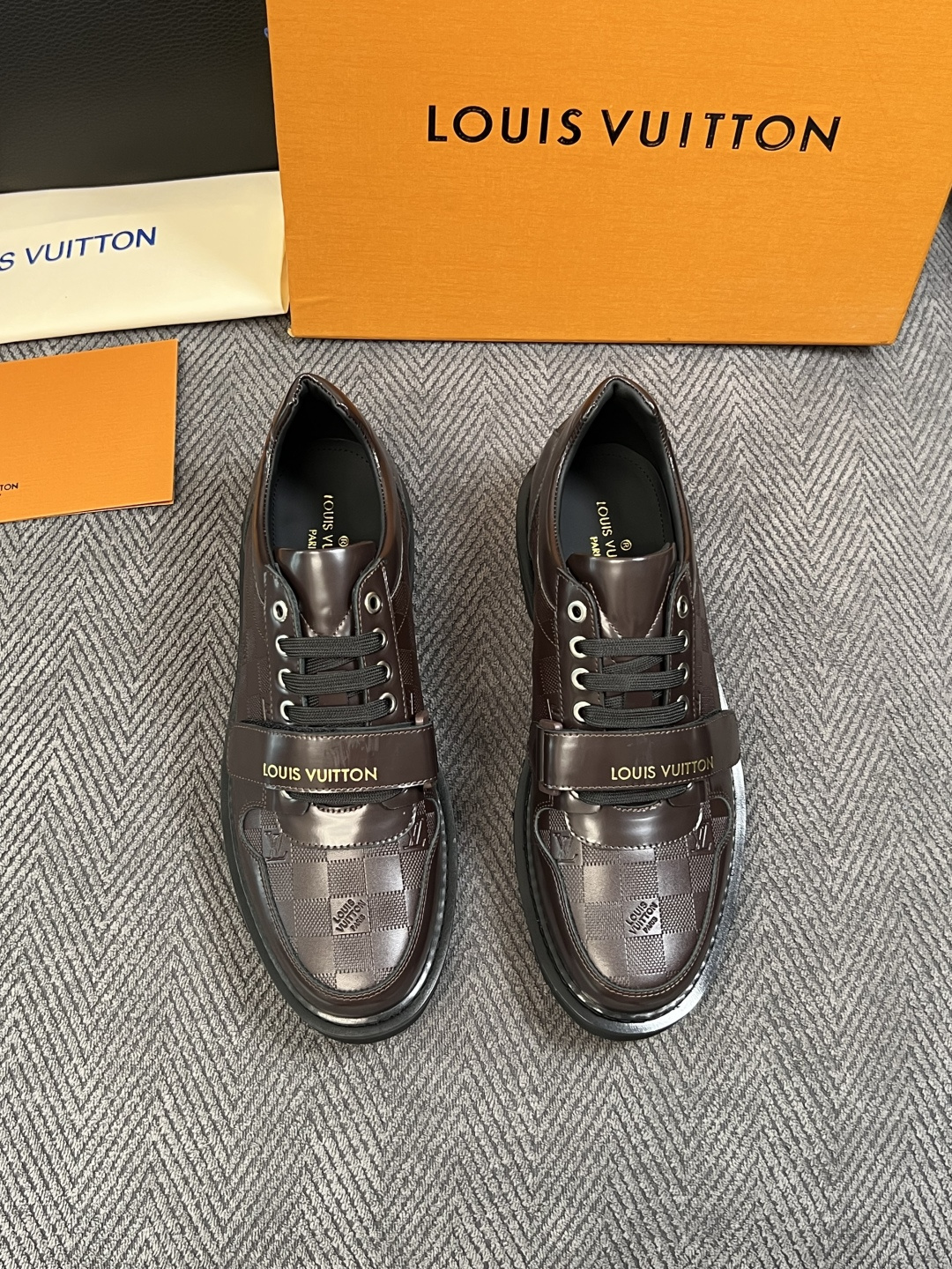 Lv  高品质  顶级代购  路易威登 皮鞋专柜同步，鞋面意大利进口，进口水染牛皮内里，鞋底：原厂特供原版底，原厂跟单货