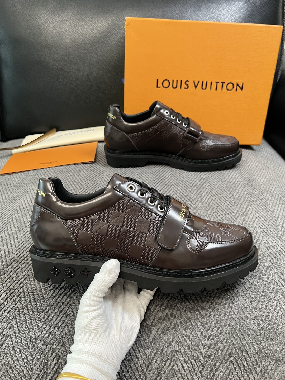 Lv  高品质  顶级代购  路易威登 皮鞋专柜同步，鞋面意大利进口，进口水染牛皮内里，鞋底：原厂特供原版底，原厂跟单货