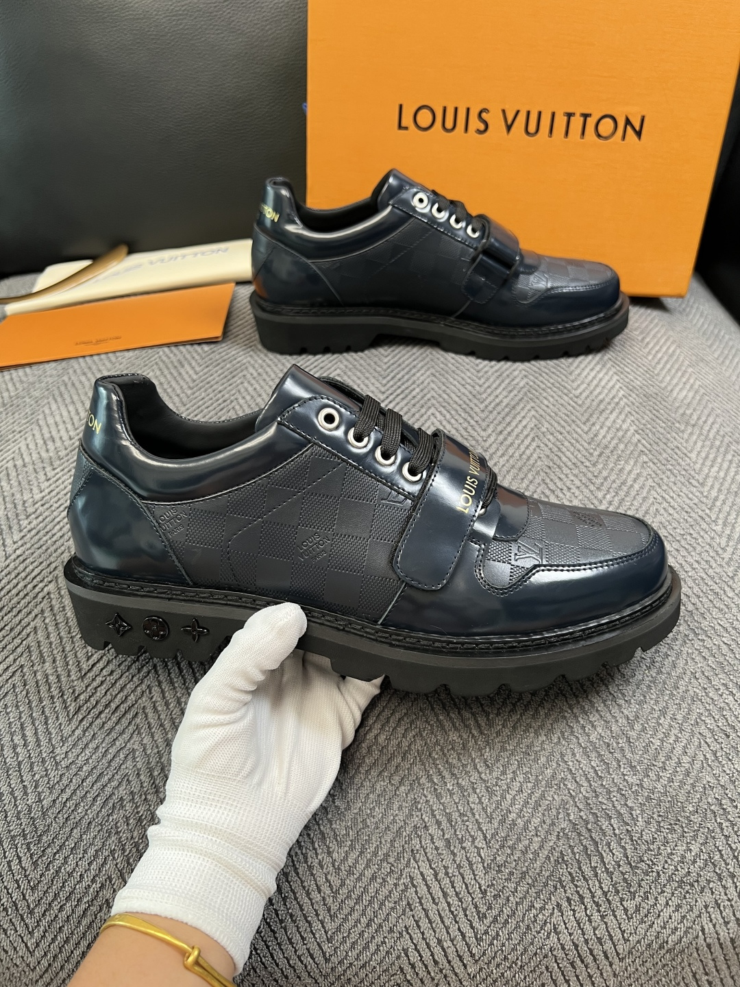 Lv  高品质  顶级代购  路易威登 皮鞋专柜同步，鞋面意大利进口，进口水染牛皮内里，鞋底：原厂特供原版底，原厂跟单货