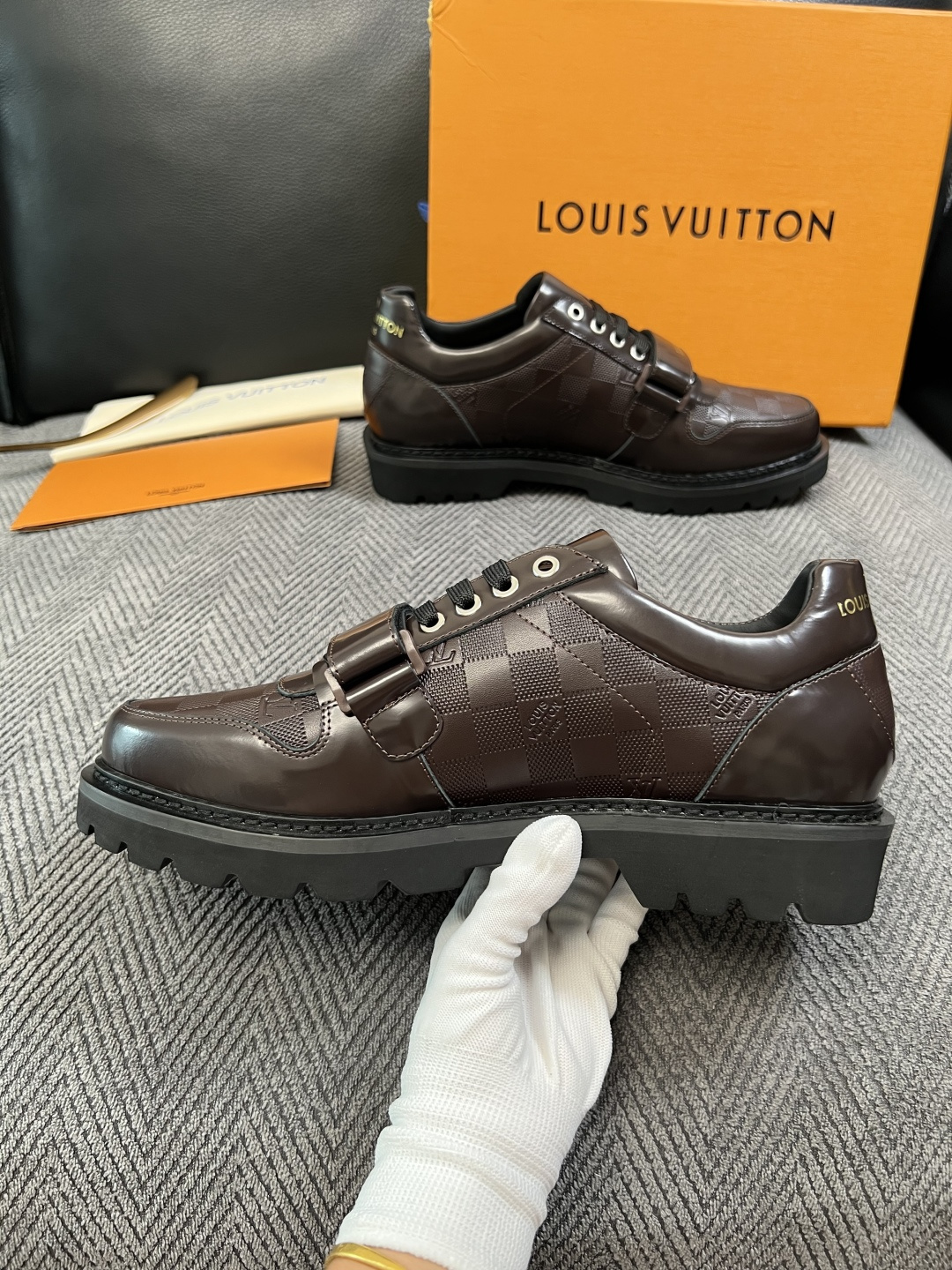 Lv  高品质  顶级代购  路易威登 皮鞋专柜同步，鞋面意大利进口，进口水染牛皮内里，鞋底：原厂特供原版底，原厂跟单货