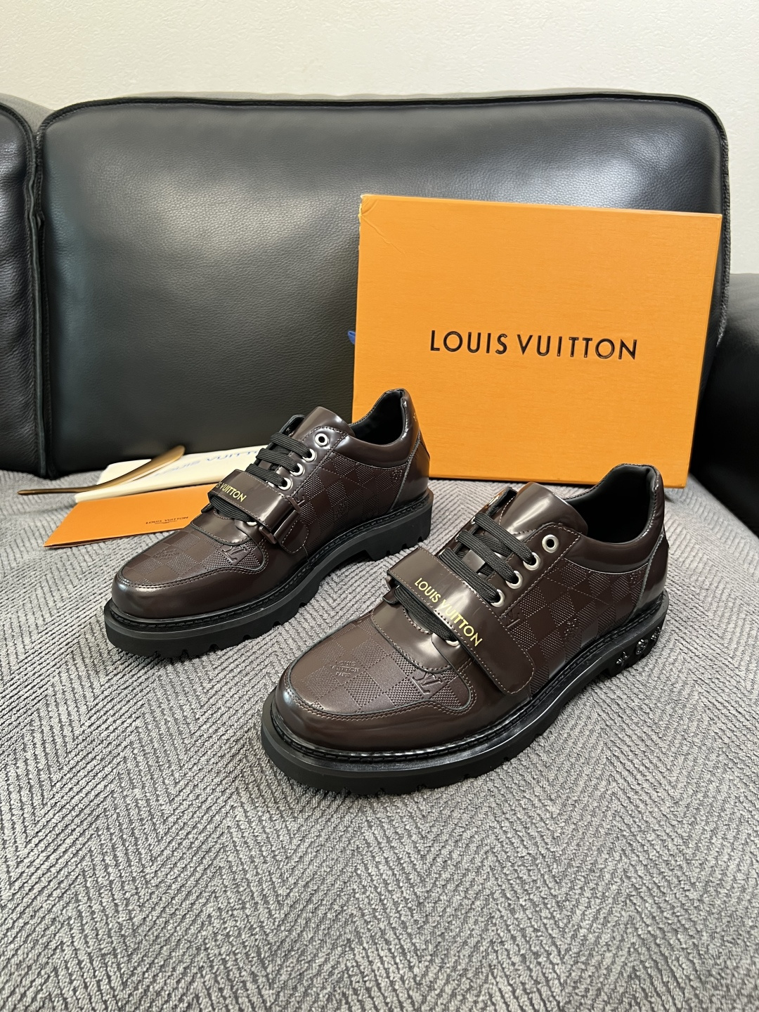 Lv  高品质  顶级代购  路易威登 皮鞋专柜同步，鞋面意大利进口，进口水染牛皮内里，鞋底：原厂特供原版底，原厂跟单货