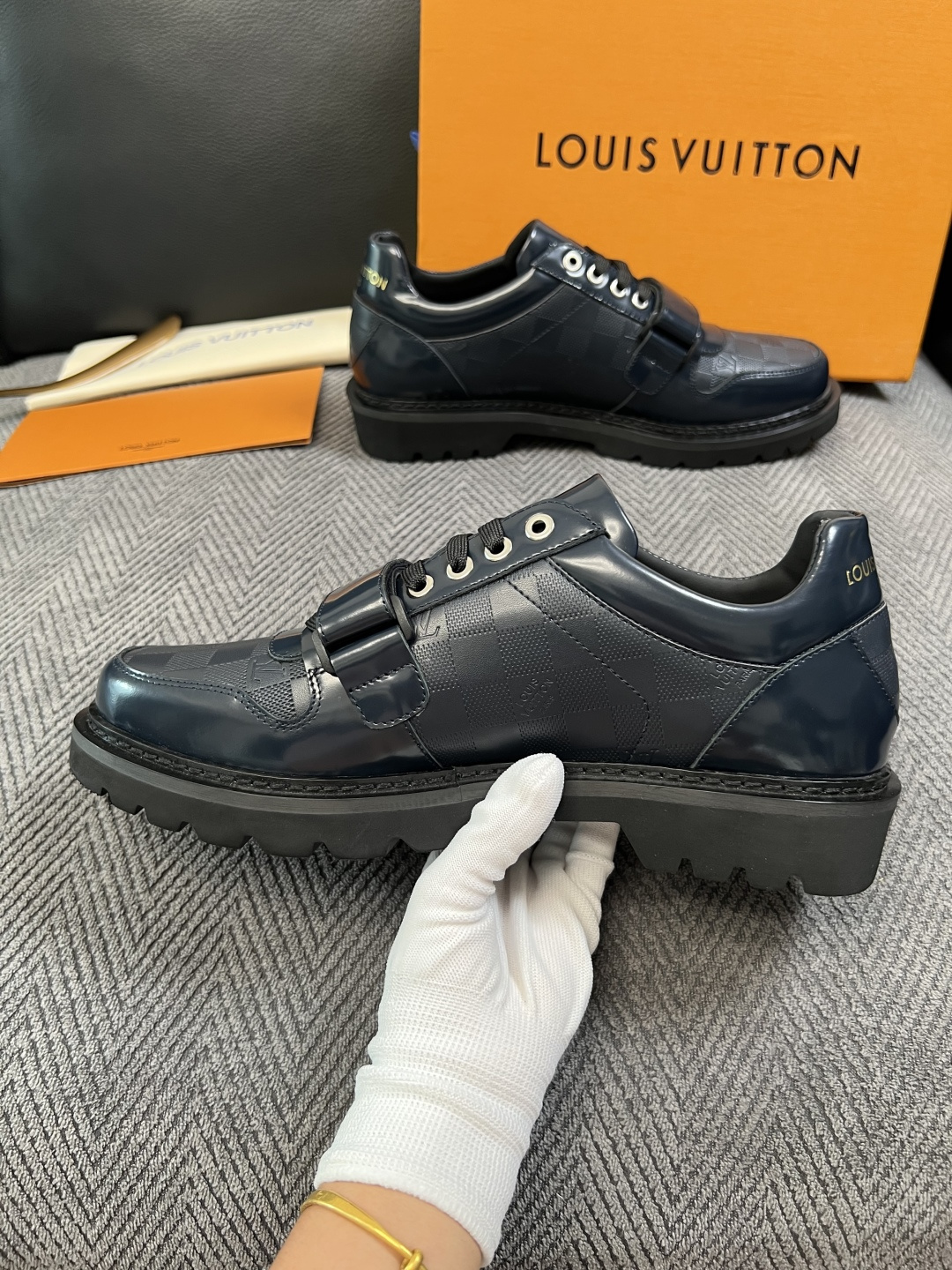 Lv  高品质  顶级代购  路易威登 皮鞋专柜同步，鞋面意大利进口，进口水染牛皮内里，鞋底：原厂特供原版底，原厂跟单货