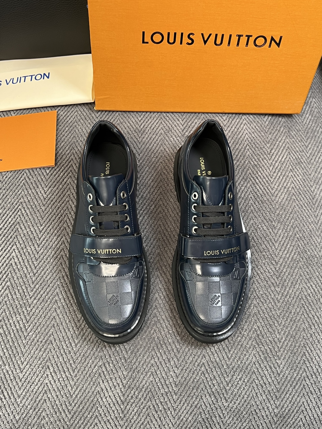Lv  高品质  顶级代购  路易威登 皮鞋专柜同步，鞋面意大利进口，进口水染牛皮内里，鞋底：原厂特供原版底，原厂跟单货