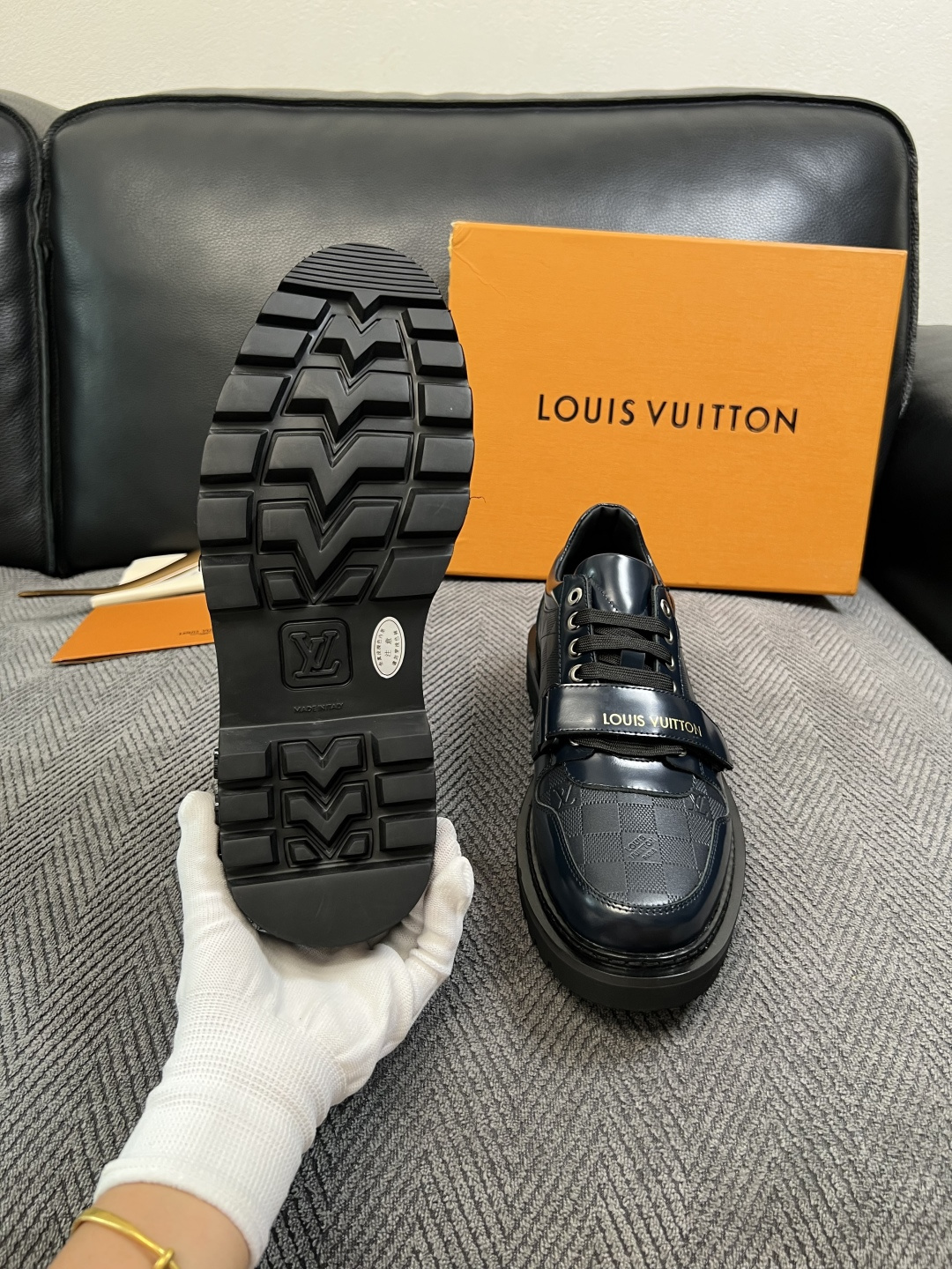 Lv  高品质  顶级代购  路易威登 皮鞋专柜同步，鞋面意大利进口，进口水染牛皮内里，鞋底：原厂特供原版底，原厂跟单货