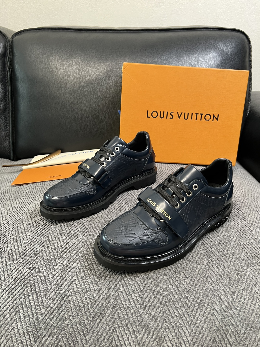 Lv  高品质  顶级代购  路易威登 皮鞋专柜同步，鞋面意大利进口，进口水染牛皮内里，鞋底：原厂特供原版底，原厂跟单货