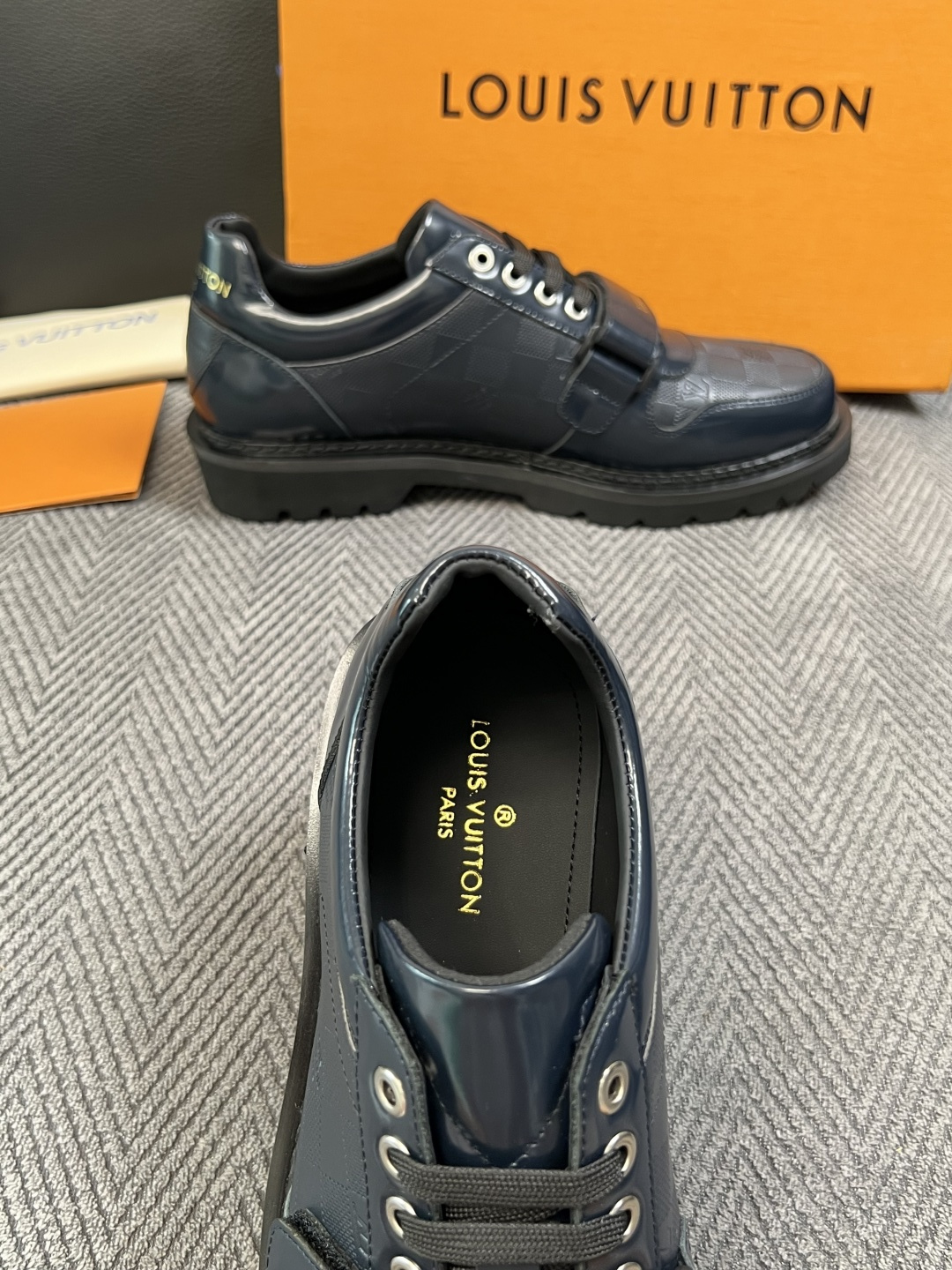 Lv  高品质  顶级代购  路易威登 皮鞋专柜同步，鞋面意大利进口，进口水染牛皮内里，鞋底：原厂特供原版底，原厂跟单货