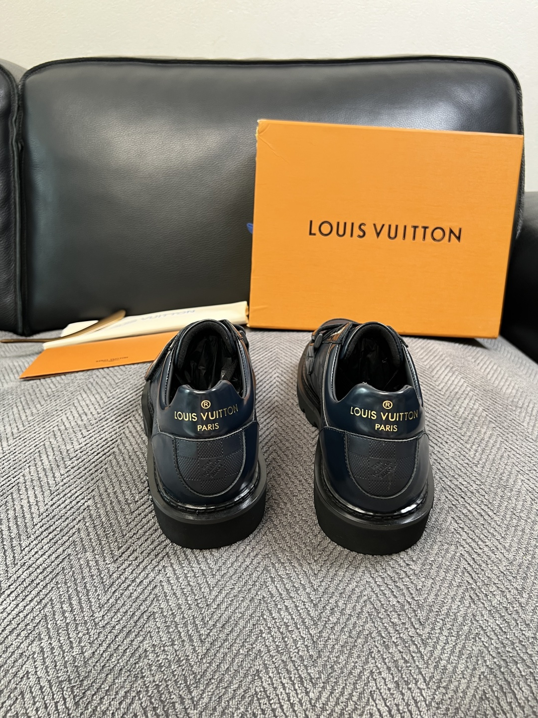 Lv  高品质  顶级代购  路易威登 皮鞋专柜同步，鞋面意大利进口，进口水染牛皮内里，鞋底：原厂特供原版底，原厂跟单货