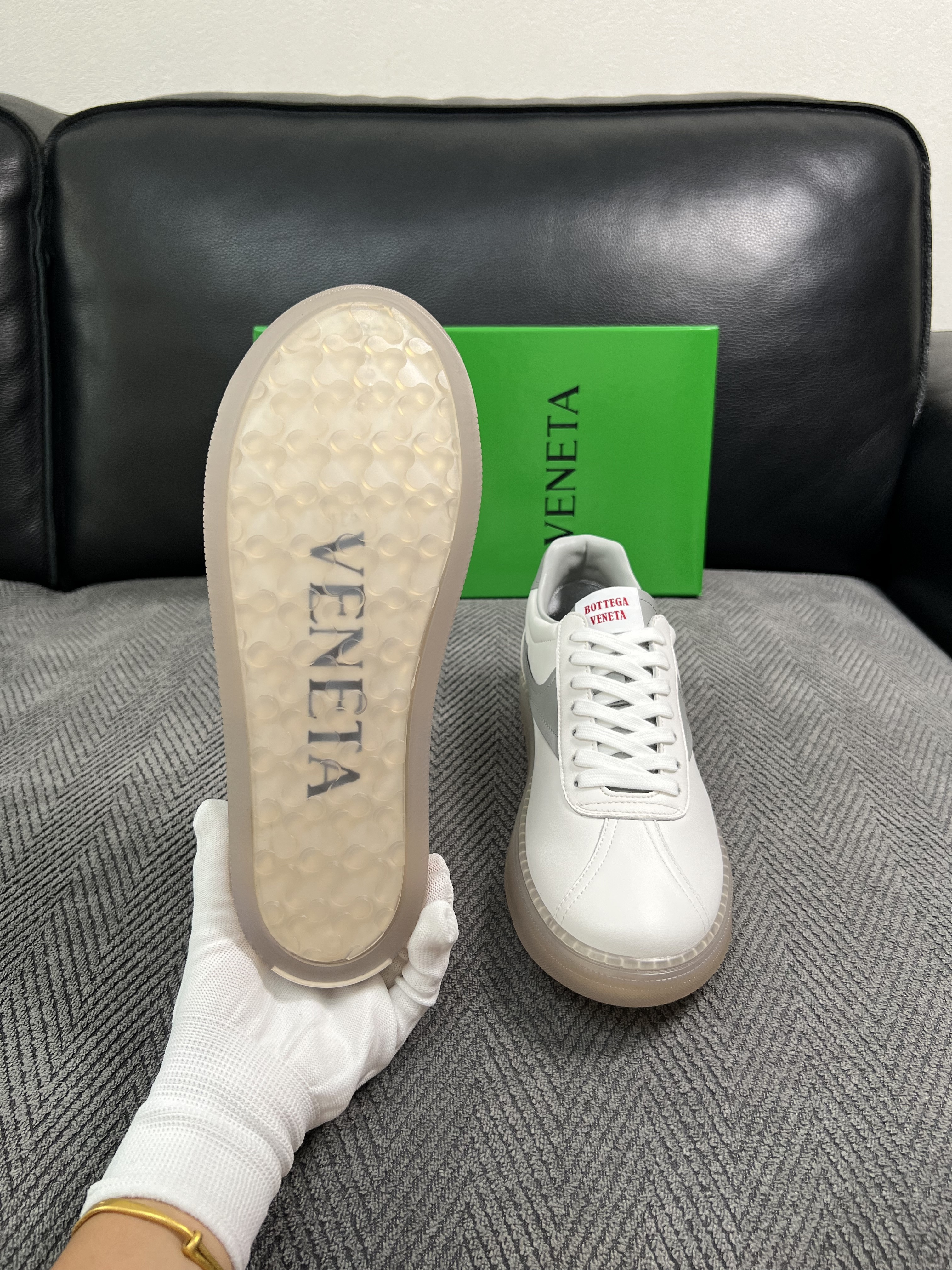 BOTTEGA  VENETA  顶级代购  葆蝶家 专柜同步，鞋面意大利进口编织牛皮面料，透气牛皮内里舒适，鞋底：原厂