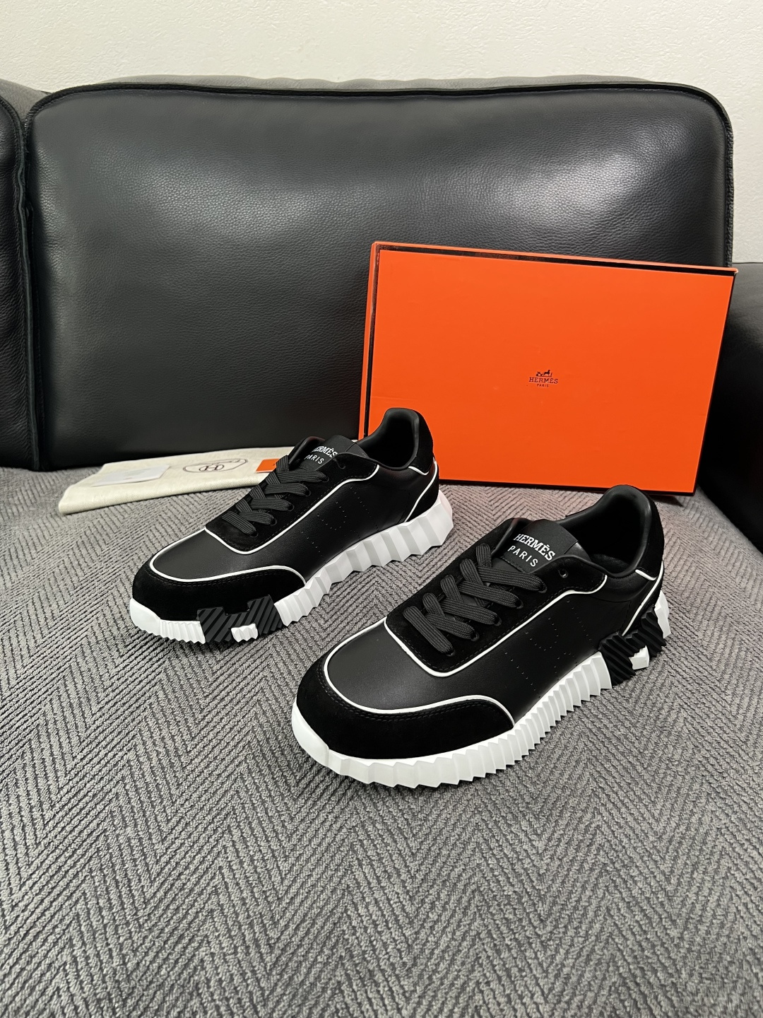 Hermes  高品质  顶级工艺品  爱马仕 专柜同步发售原厂配置，意大利进口原版牛皮面料，高品质拼接工艺，全进口水染