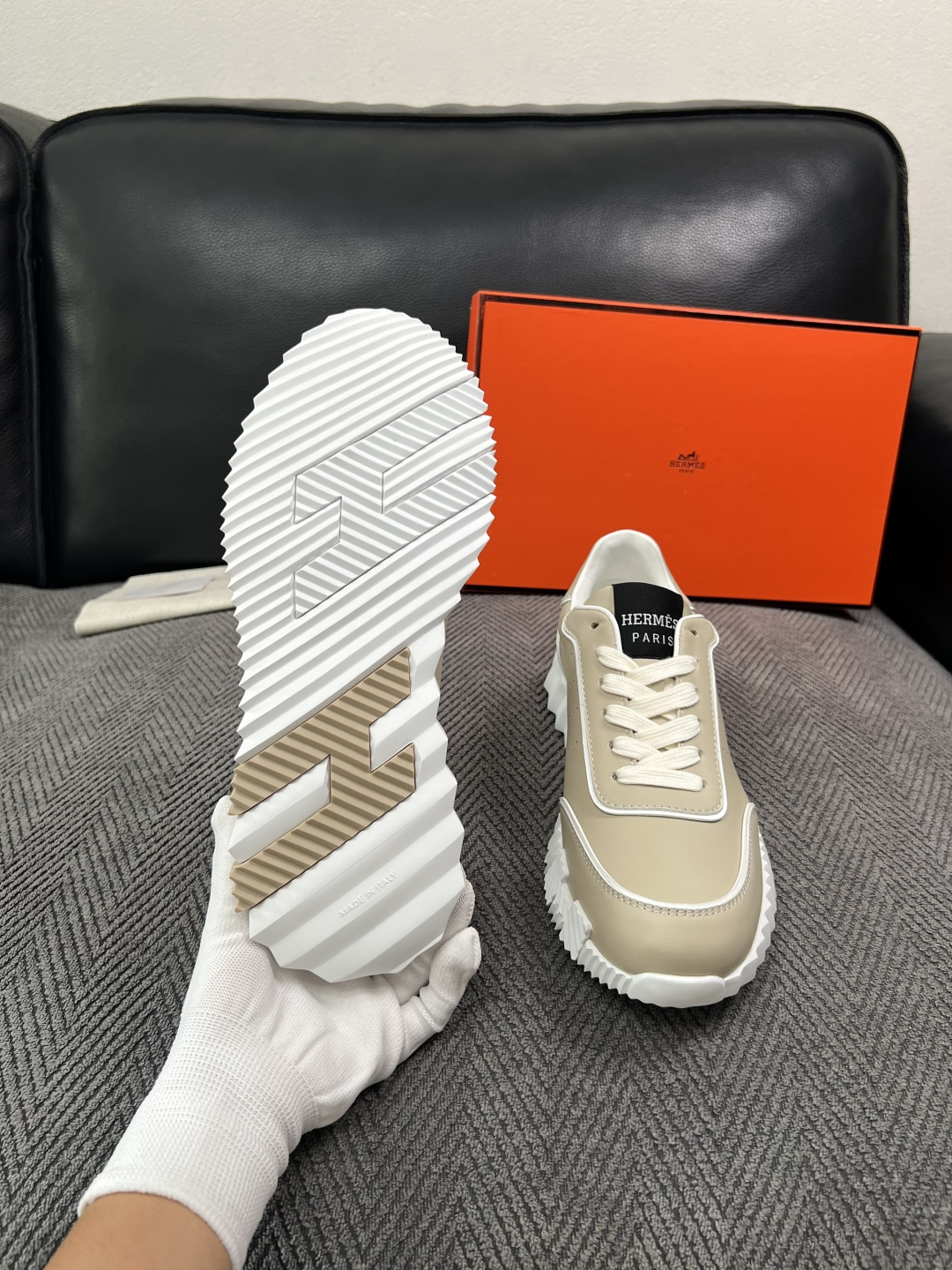 Hermes  高品质  顶级工艺品  爱马仕 专柜同步发售原厂配置，意大利进口原版牛皮面料，高品质拼接工艺，全进口水染