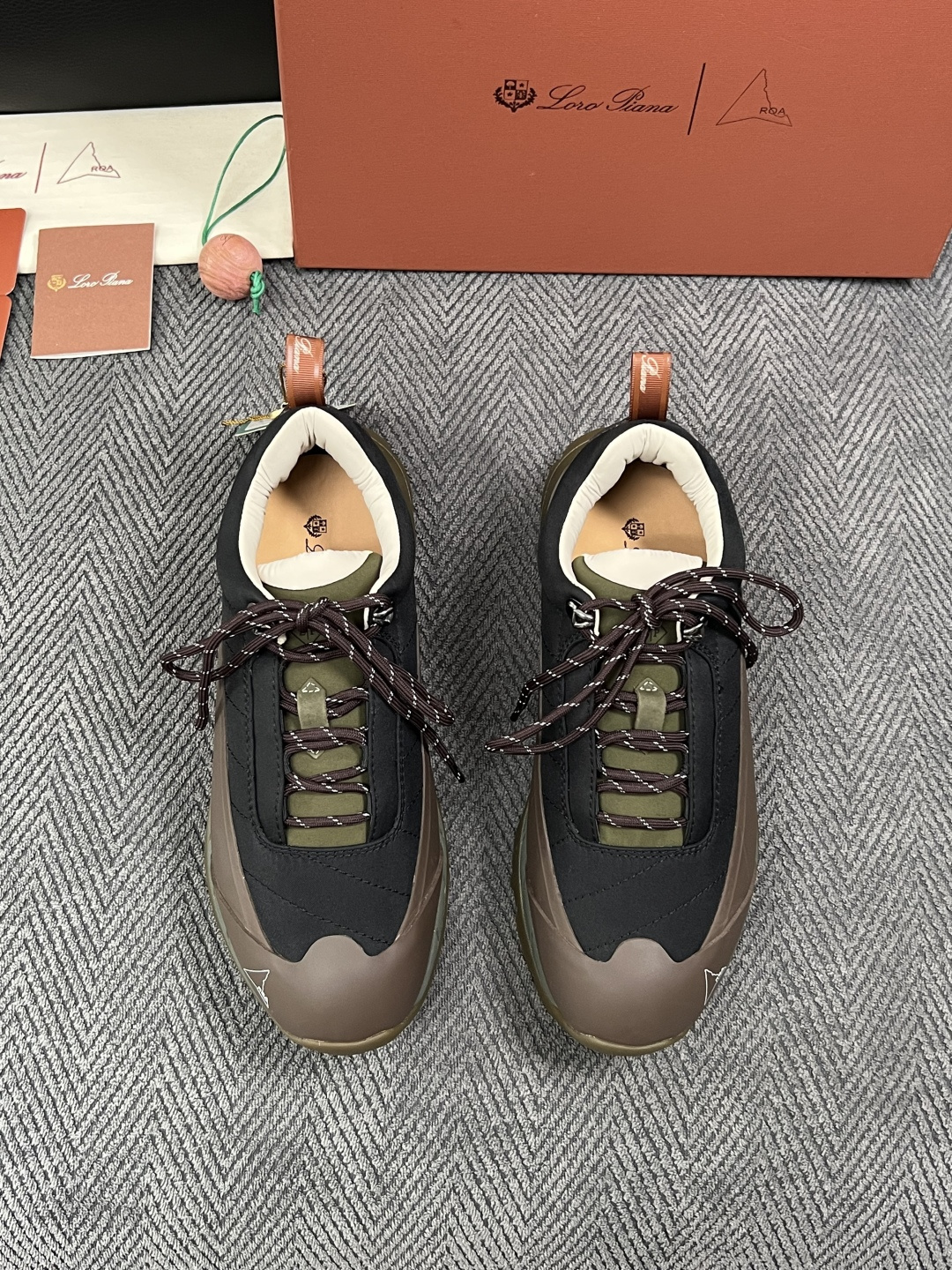 Loro Piana  高品质  顶级工艺品  诺悠翩雅  新品专柜同步原厂配置，鞋面意大利进口牛皮面料，高品质拼接工艺
