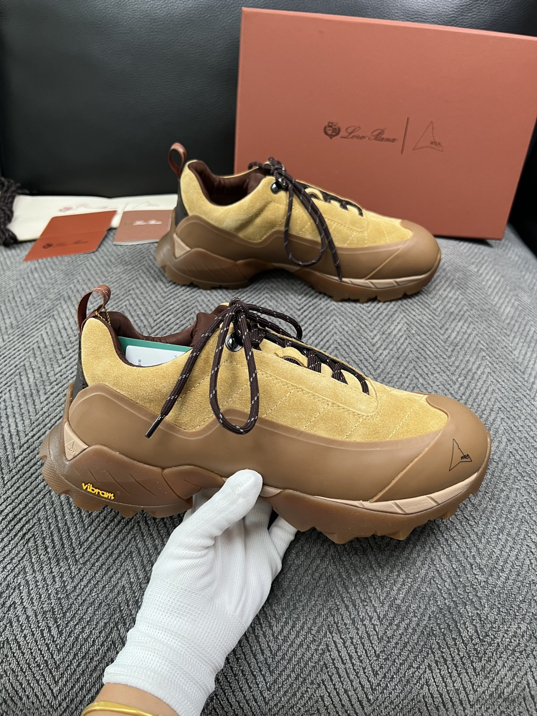 Loro Piana  高品质  顶级工艺品  诺悠翩雅  新品专柜同步原厂配置，鞋面意大利进口牛皮面料，高品质拼接工艺