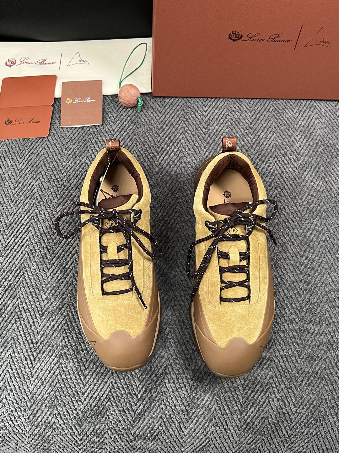 Loro Piana  高品质  顶级工艺品  诺悠翩雅  新品专柜同步原厂配置，鞋面意大利进口牛皮面料，高品质拼接工艺